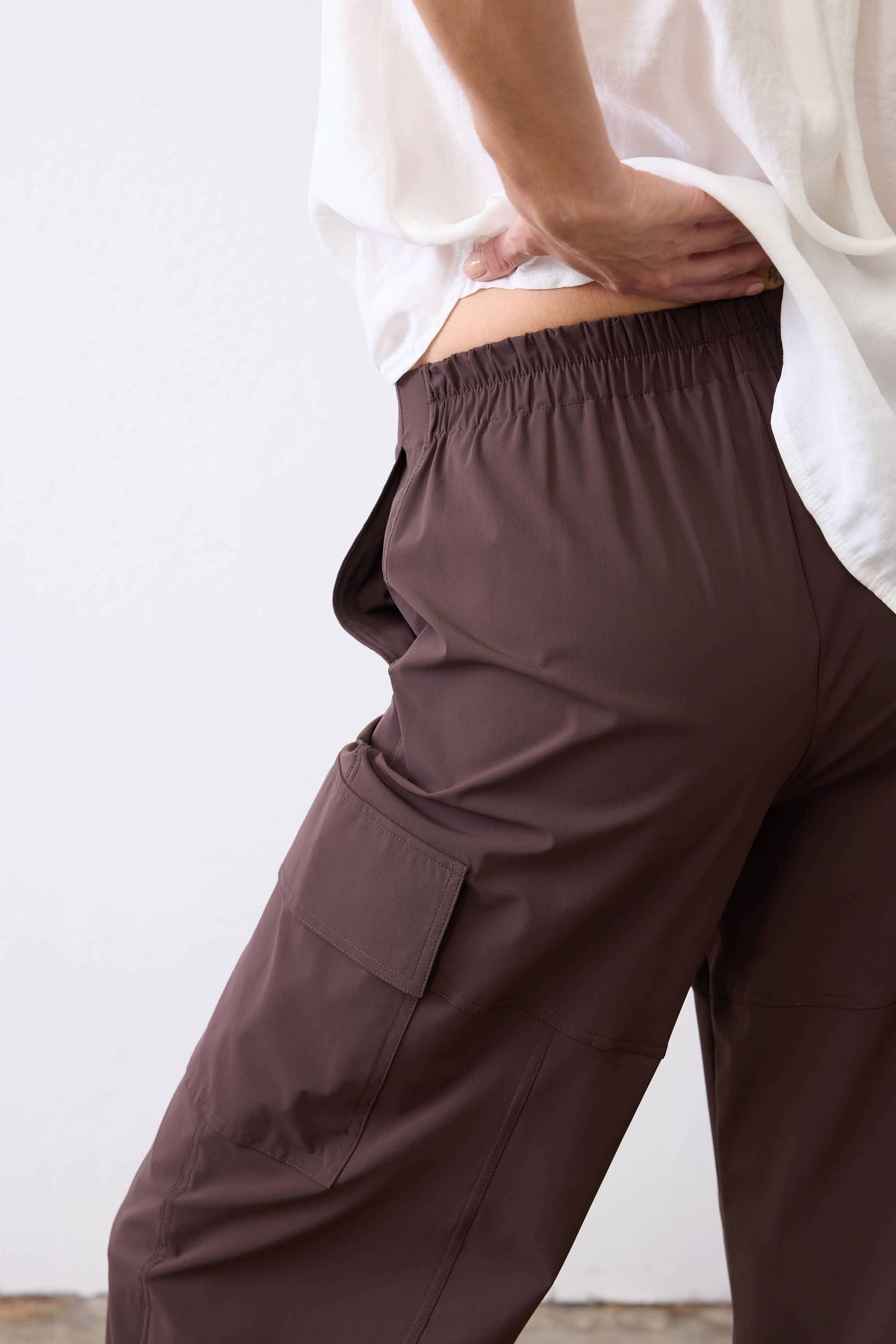 Coffee-brown utility pants with elastic waist and side cargo pocket detail