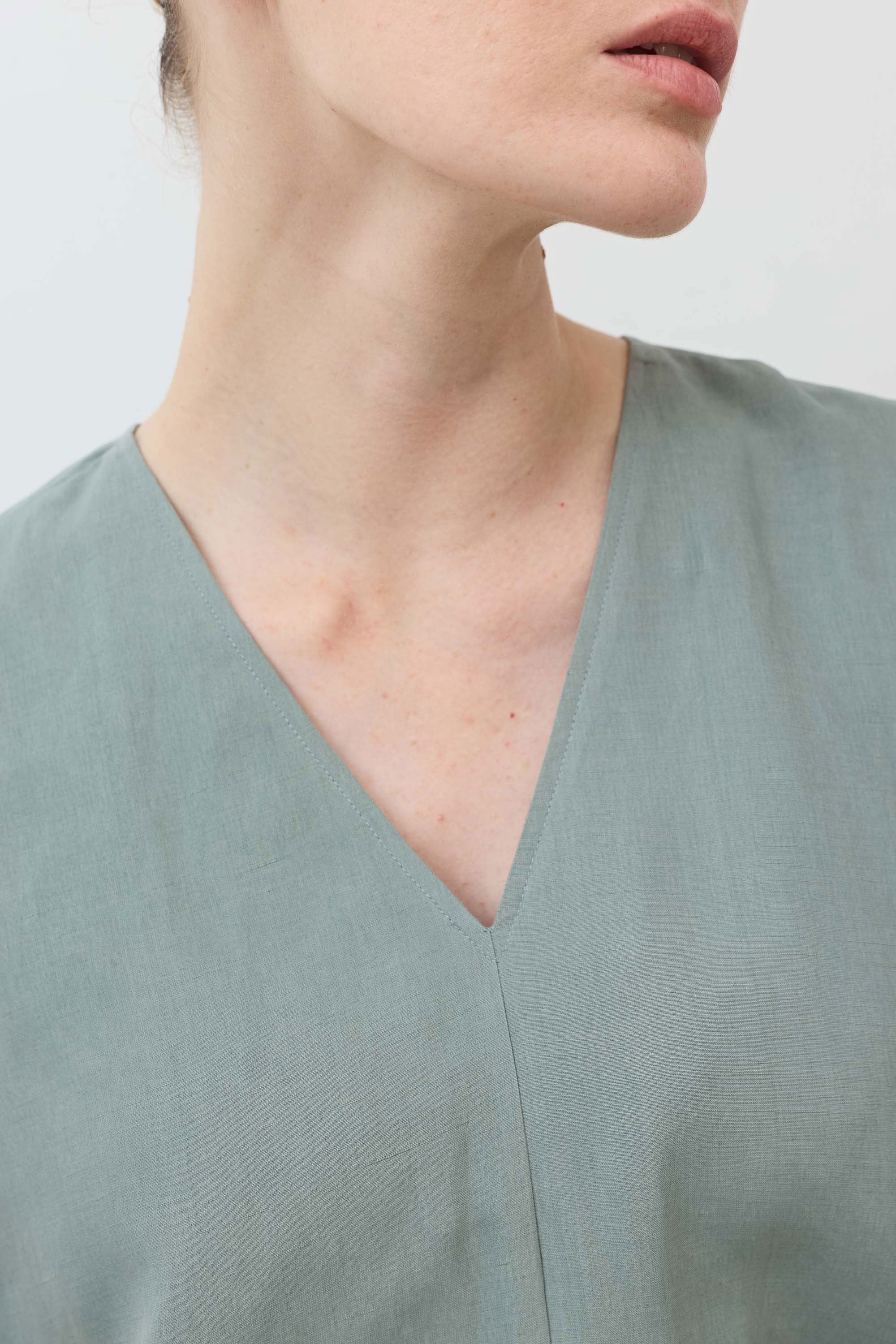 The Nuanced V-Neck Silk Linen Top | Chinois Green – Ruti
