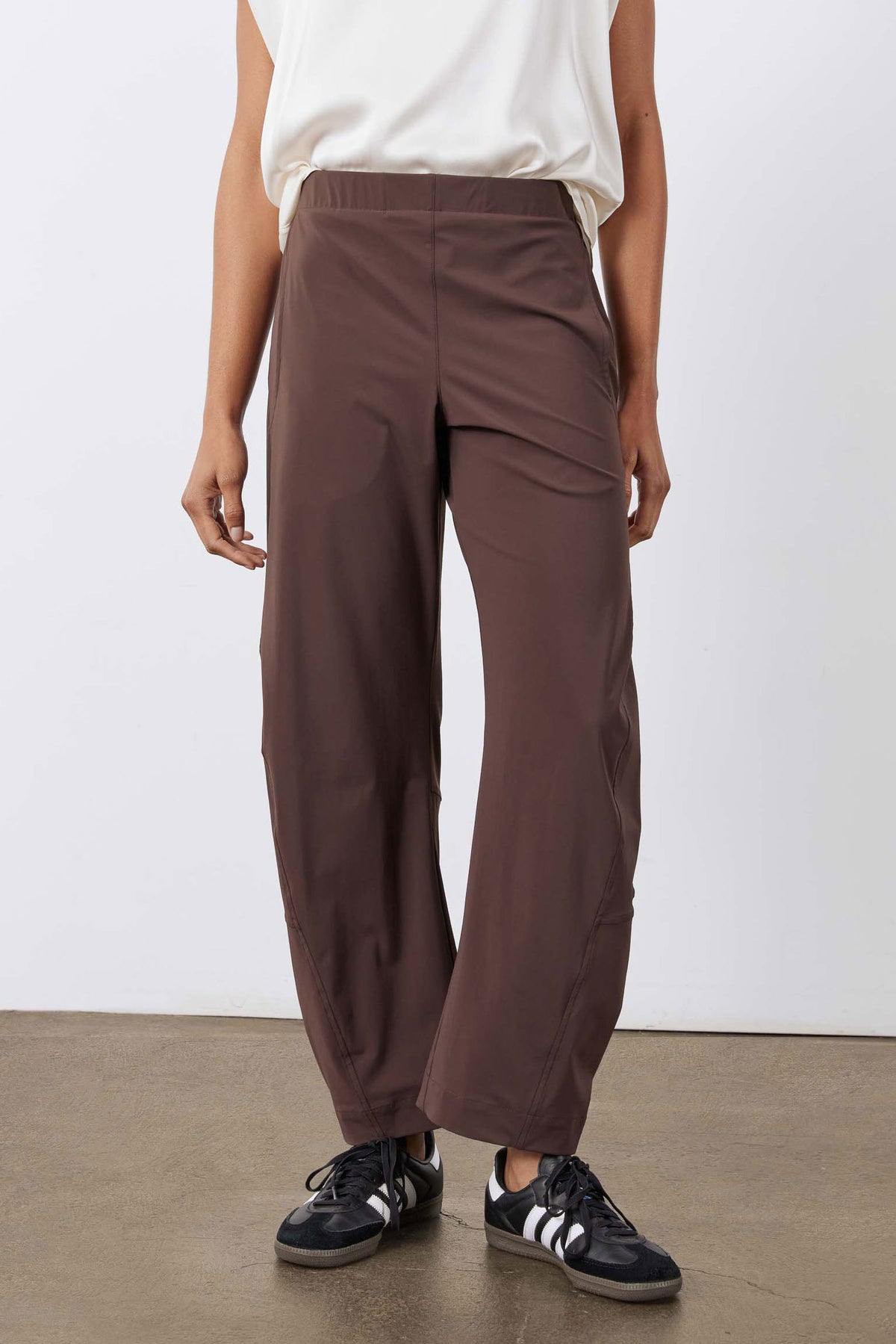 Coffee-brown work pants with elastic waist and full-length wide legs.
