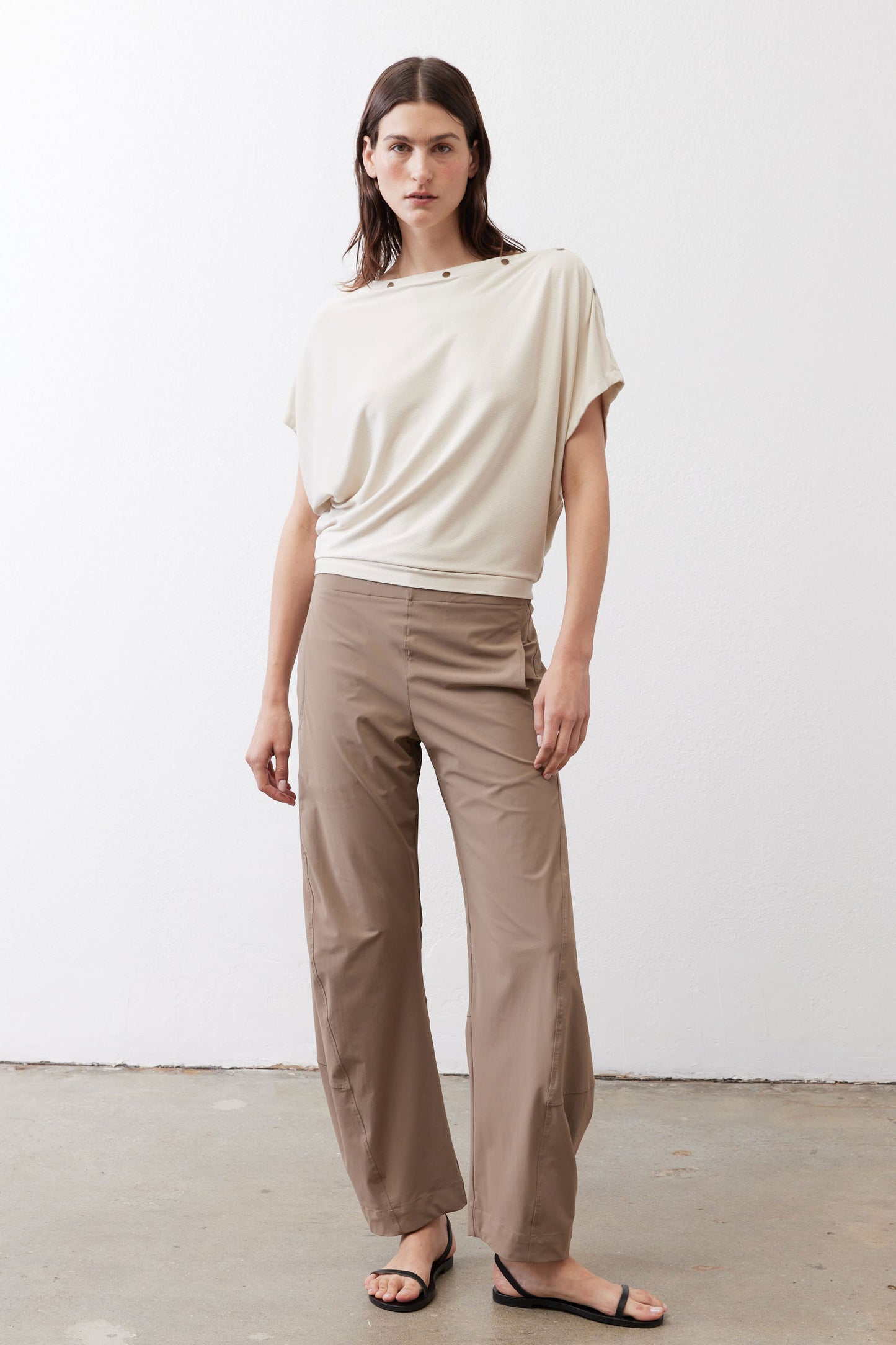 Walnut work pants with relaxed leg opening, elastic waistband and side pockets