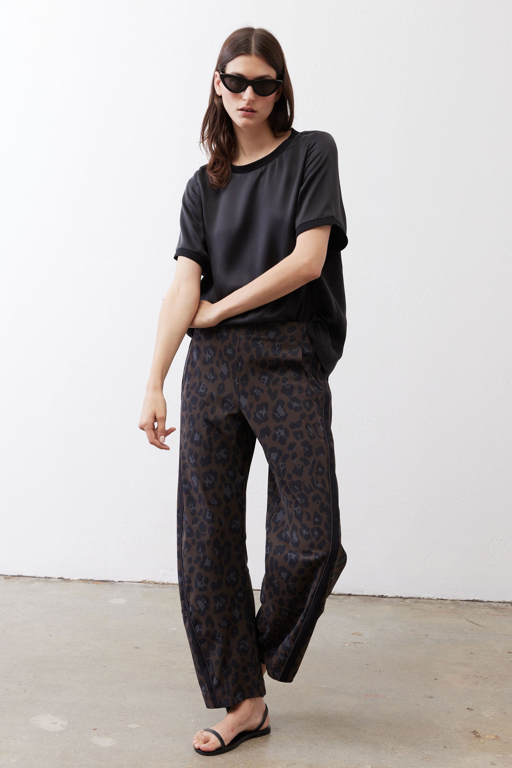 Loose work pants in dark leopard print with elastic waist and relaxed ankle-length fit