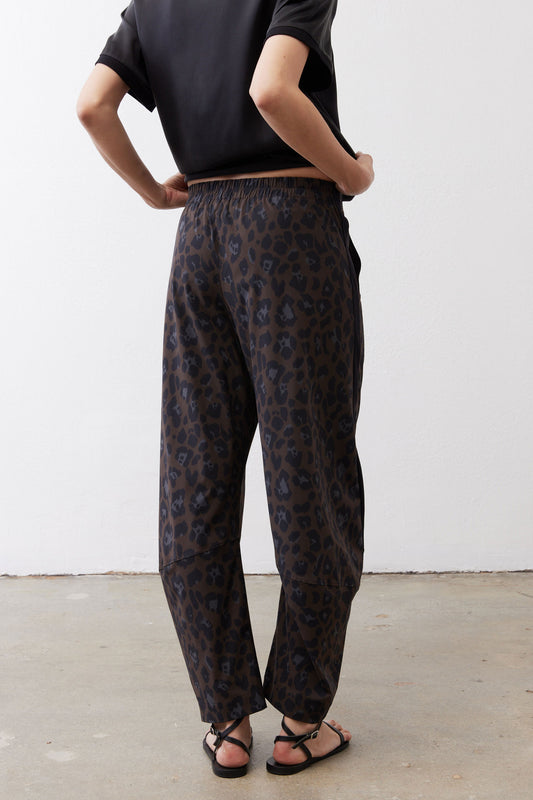 Loose work pants in dark leopard print with relaxed legs and gathered elastic waist
