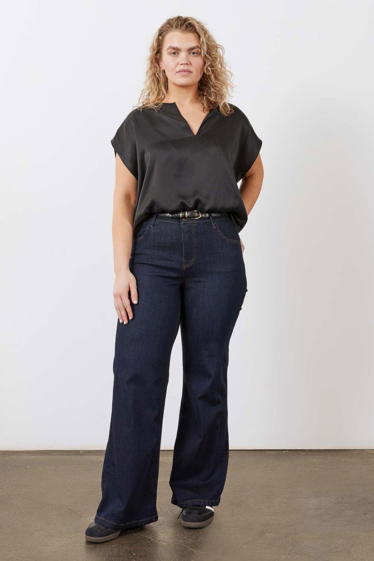 Women's palazzo jeans in dark blue wash with wide straight legs and belt loops