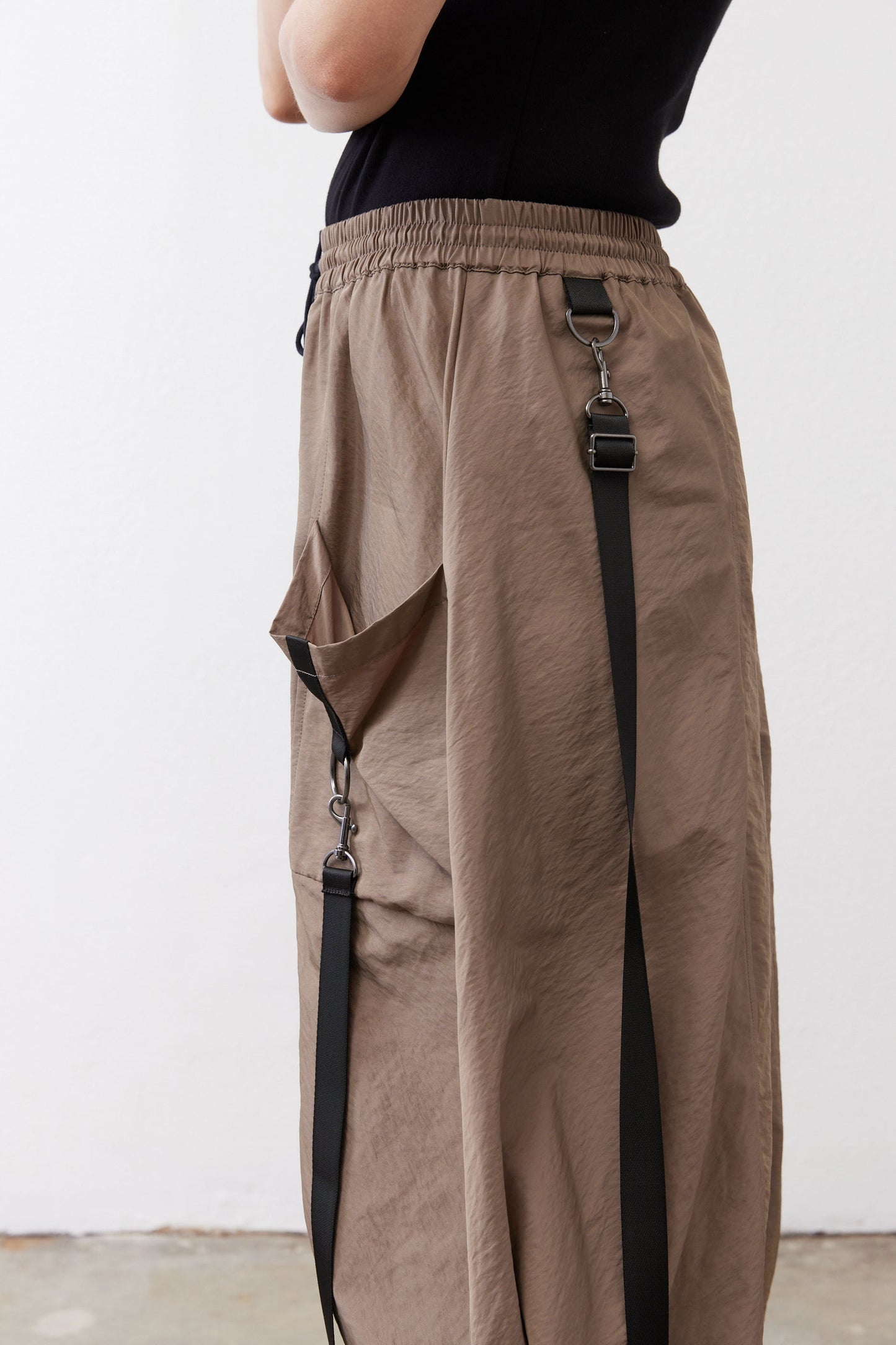 Walnut brown wide-leg pants, elastic waistband with drawstring and side pocket strap