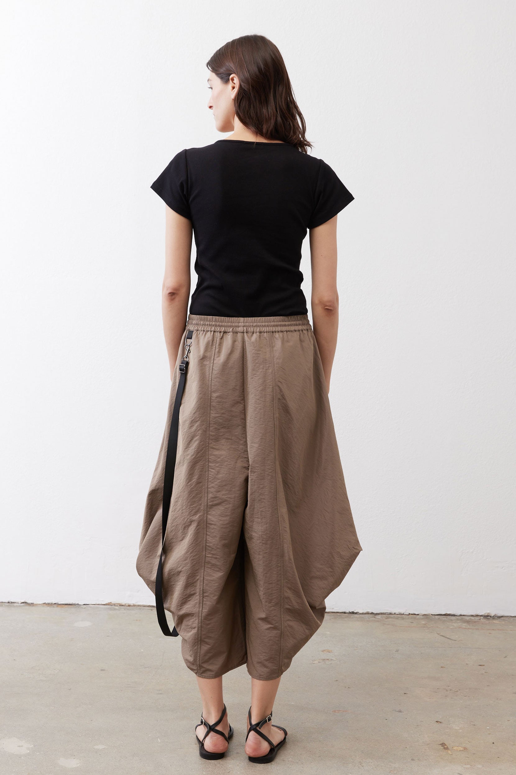 Wide-leg drawstring pants in walnut brown, elastic waist, relaxed cropped silhouette