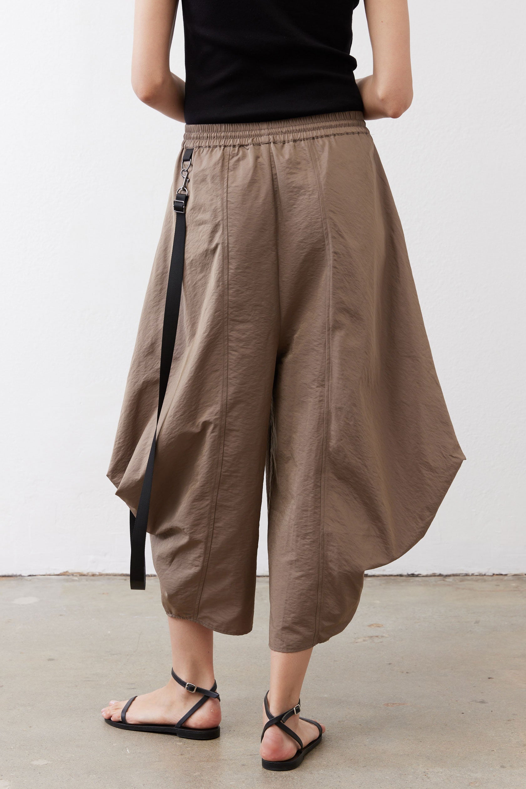 Walnut brown wide-leg capri pants with elastic waist and black-edged pocket panels