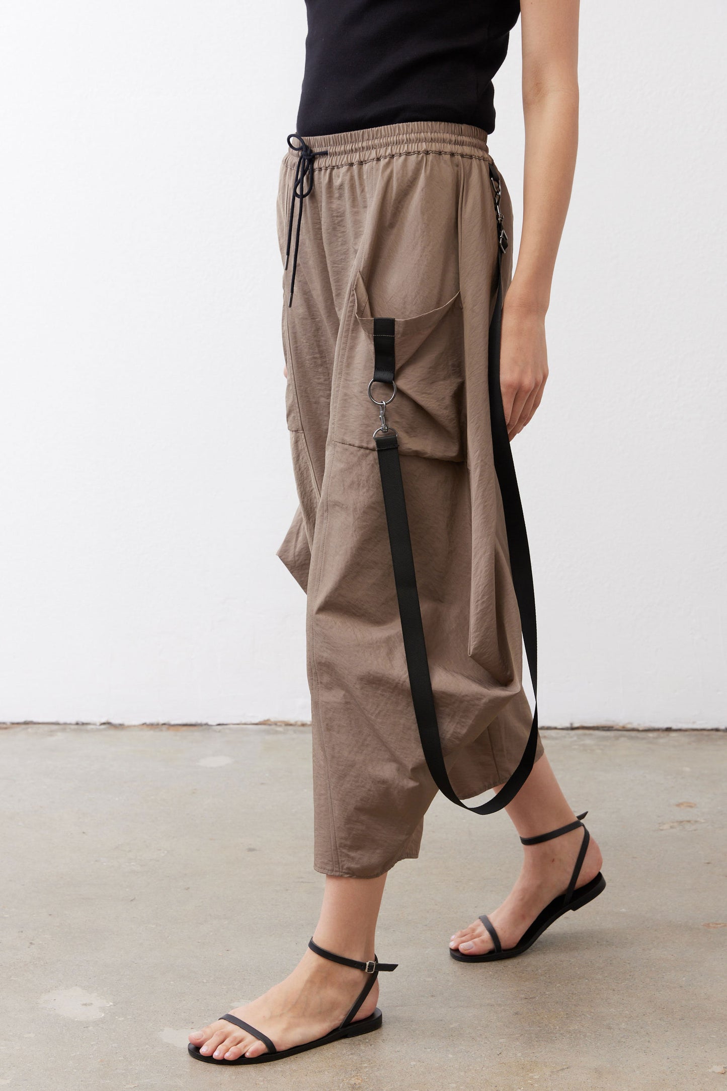 Walnut brown cropped wide-leg pants with elastic waist and side pocket with strap