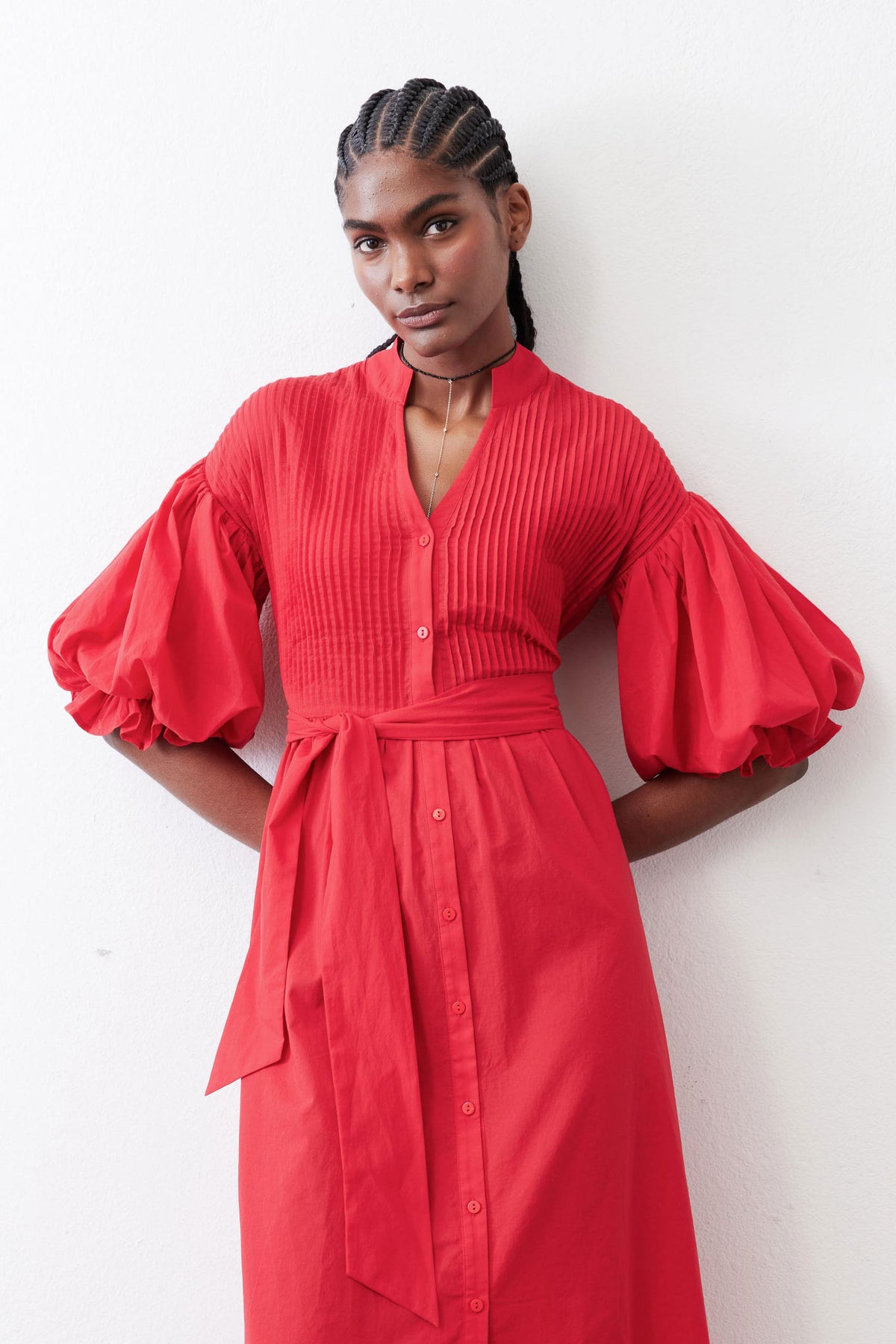 Crimson poplin dress with V-neck pintuck texture and gathered puff sleeves