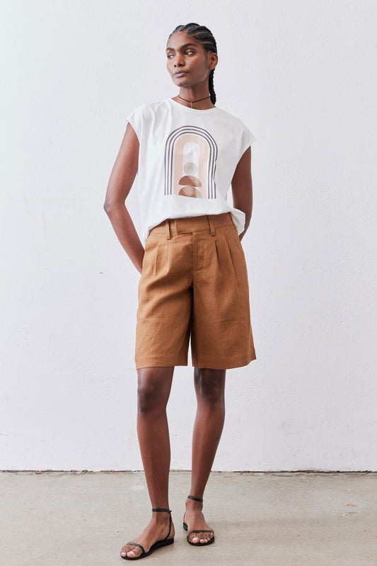 Caramel pleated bermuda shorts, mid-length with belt loops and patch pockets