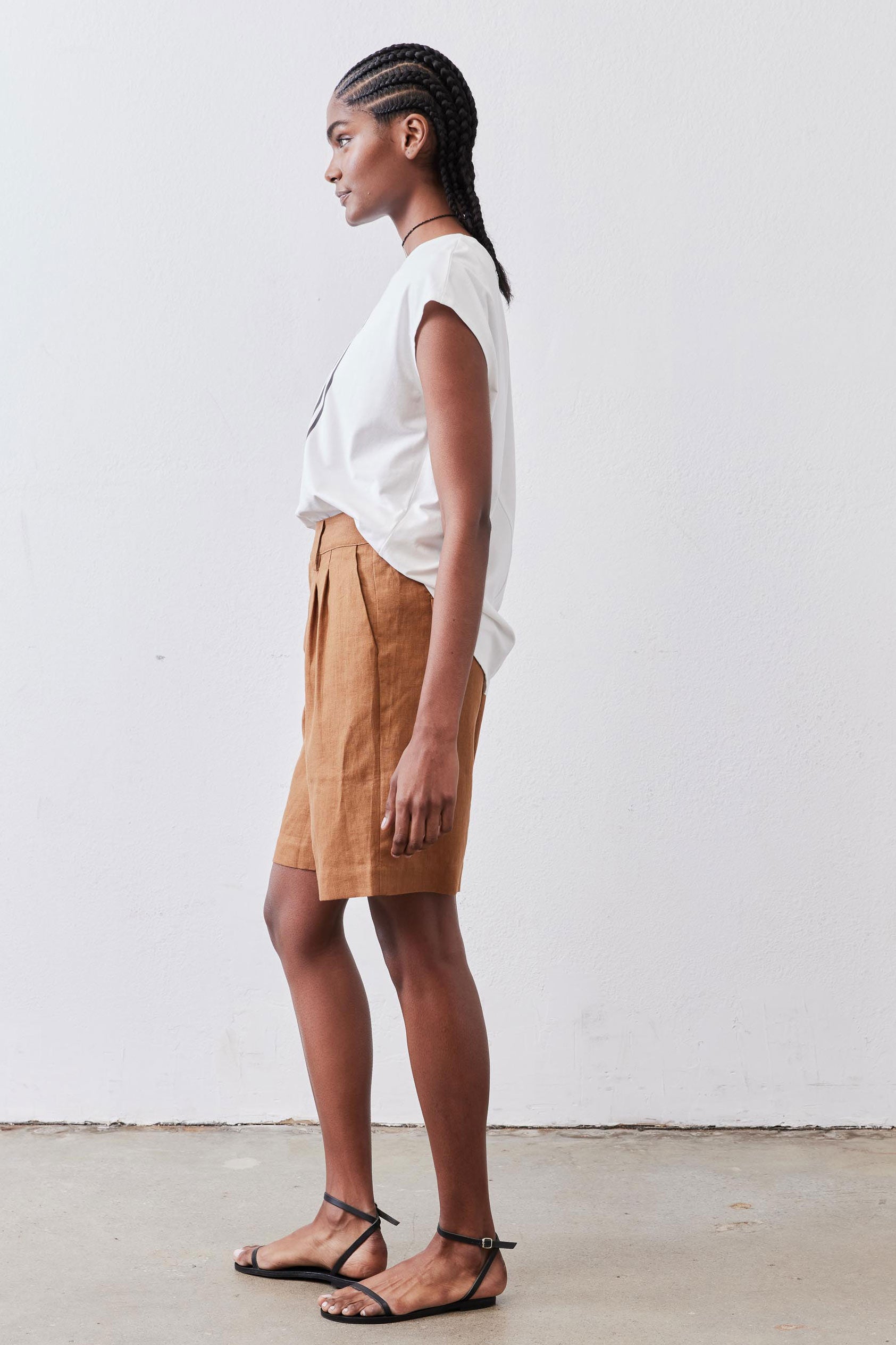 The Pleated Bermuda Shorts | Caramel – Ruti