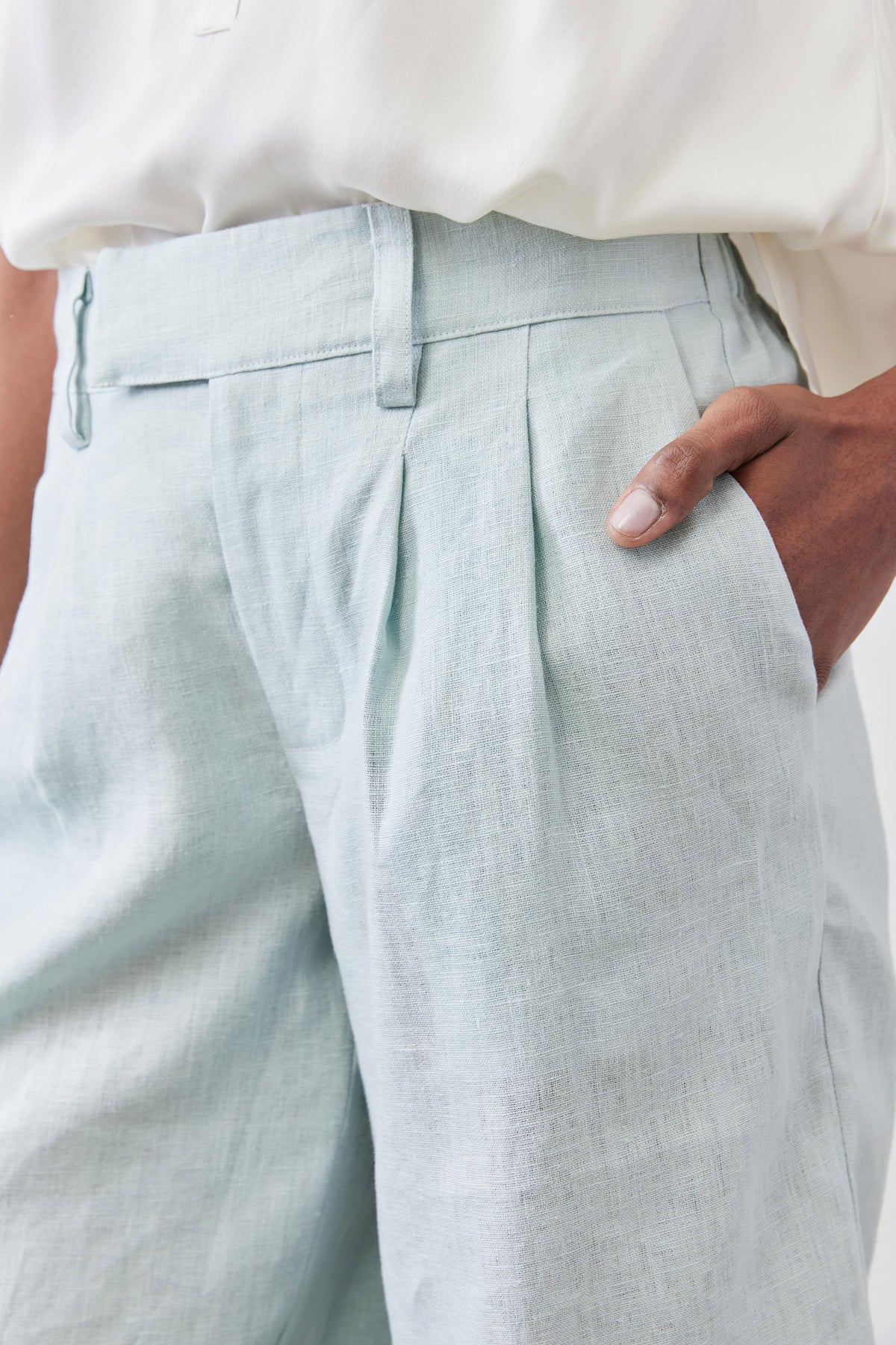 Mint pleated bermuda shorts waistband with buttoned fly and belt loops