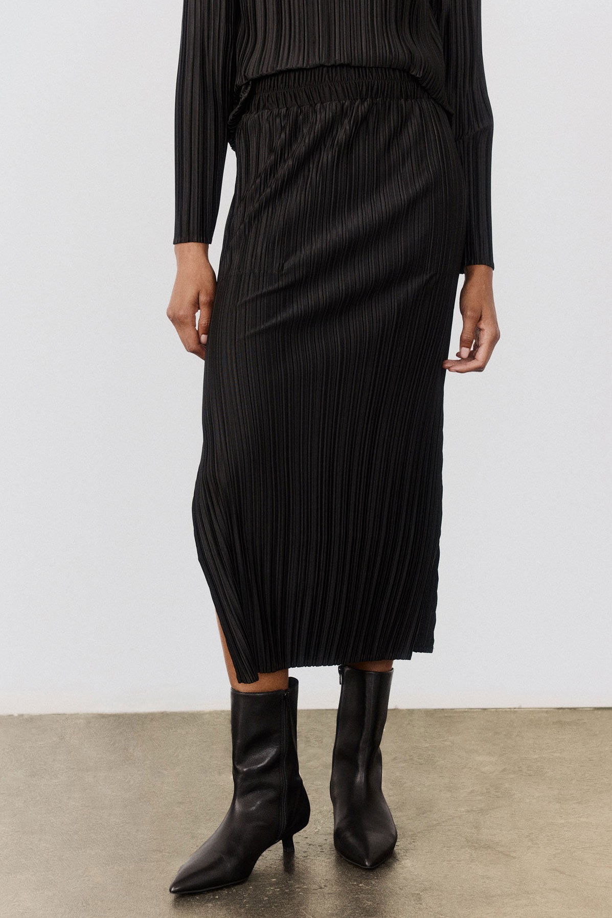 Relaxed Pleated Skirt Black / S Relaxed Pleated Skirt Black / S