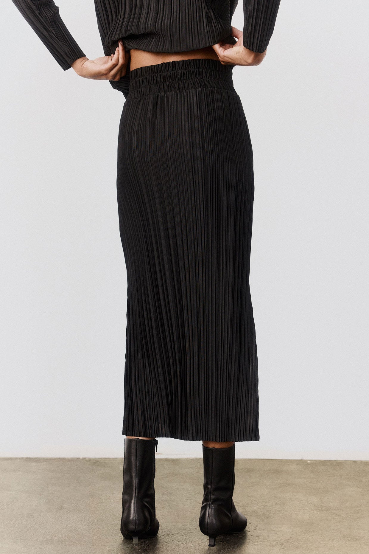Relaxed Pleated Skirt