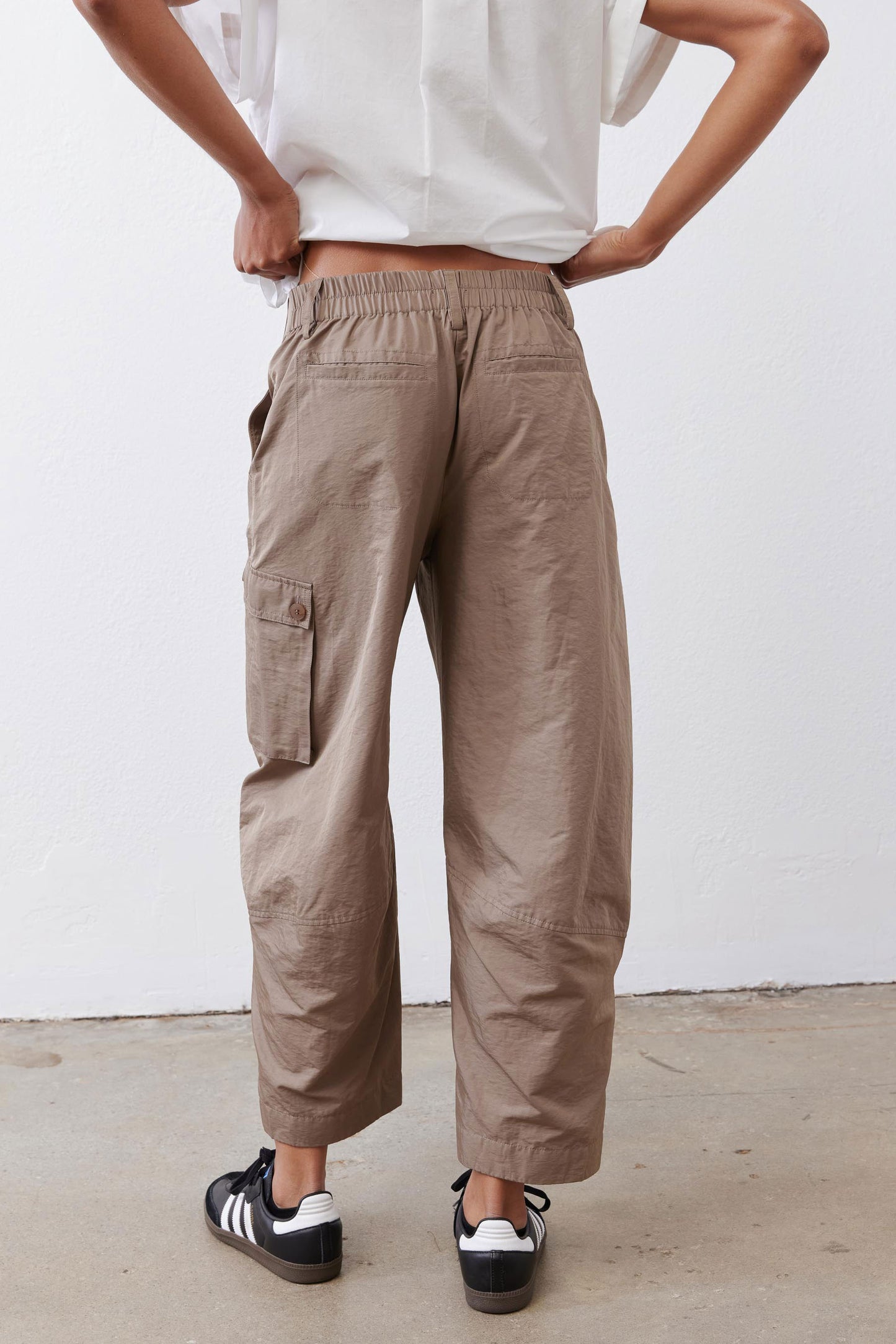 Walnut-brown barrel pants with elastic waist, front cargo pockets, cuffed hem