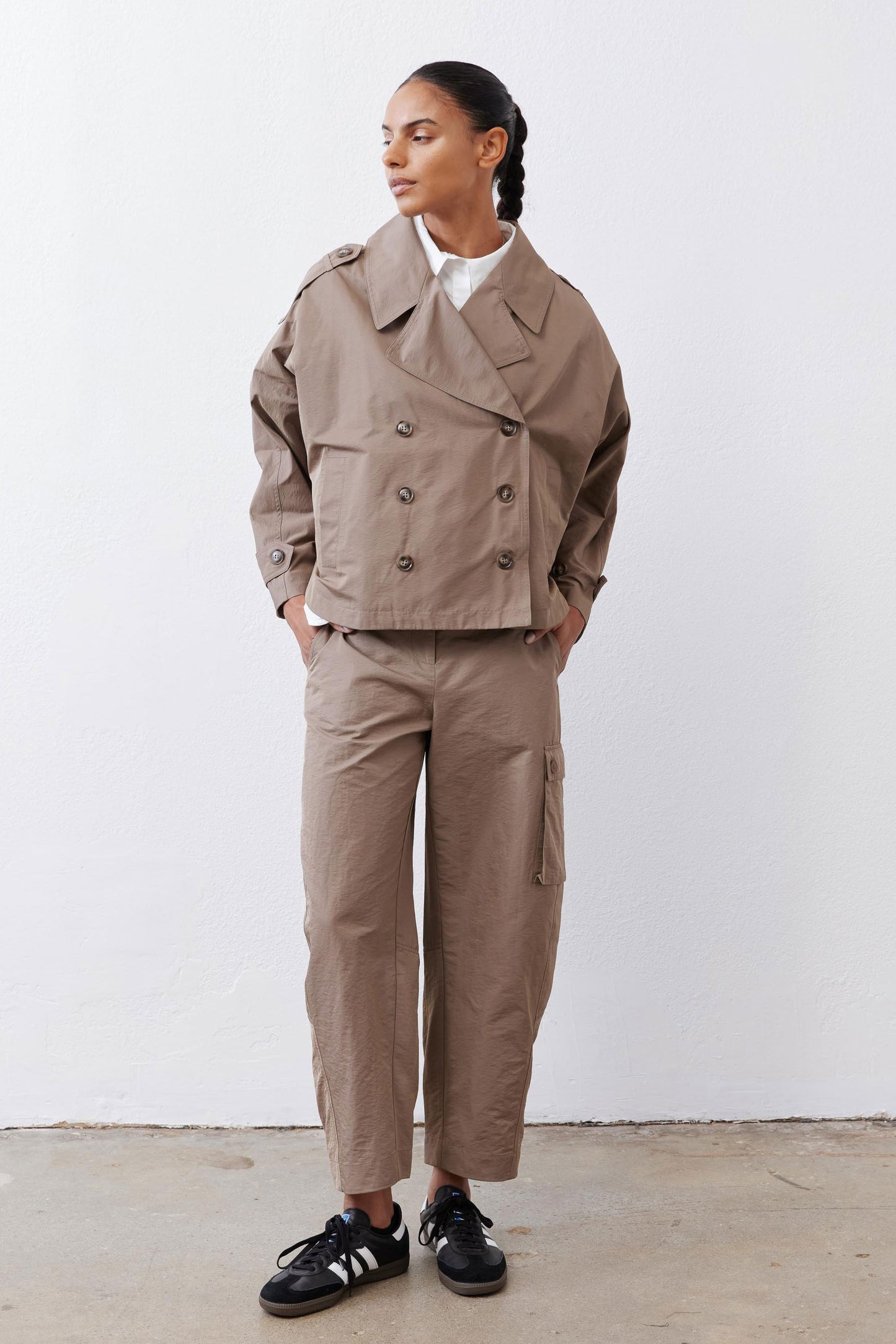 Walnut-brown cargo barrel pants with side pocket and cuffed hem, relaxed fit
