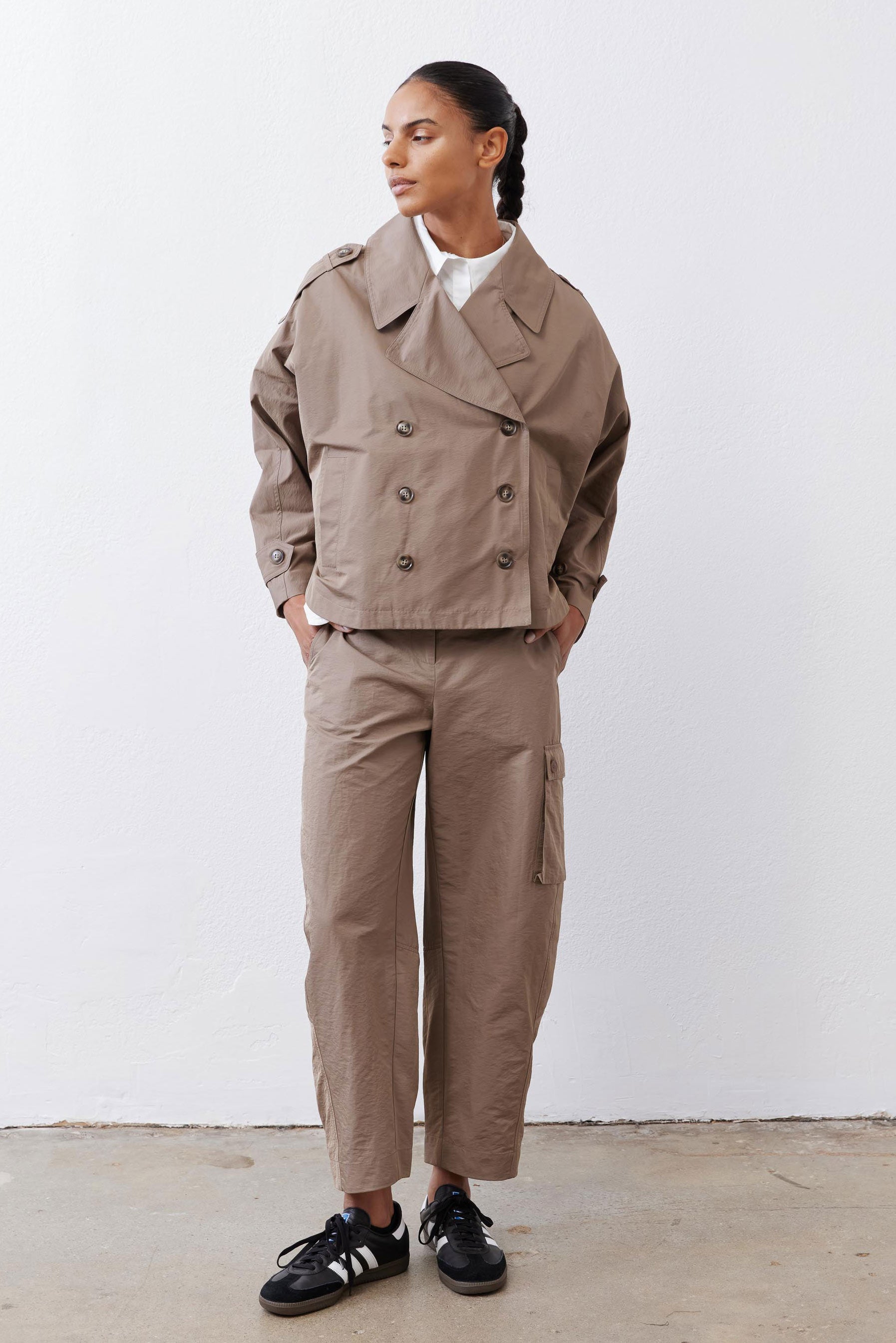 Walnut-brown cargo barrel pants with side pocket and cuffed hem, relaxed fit