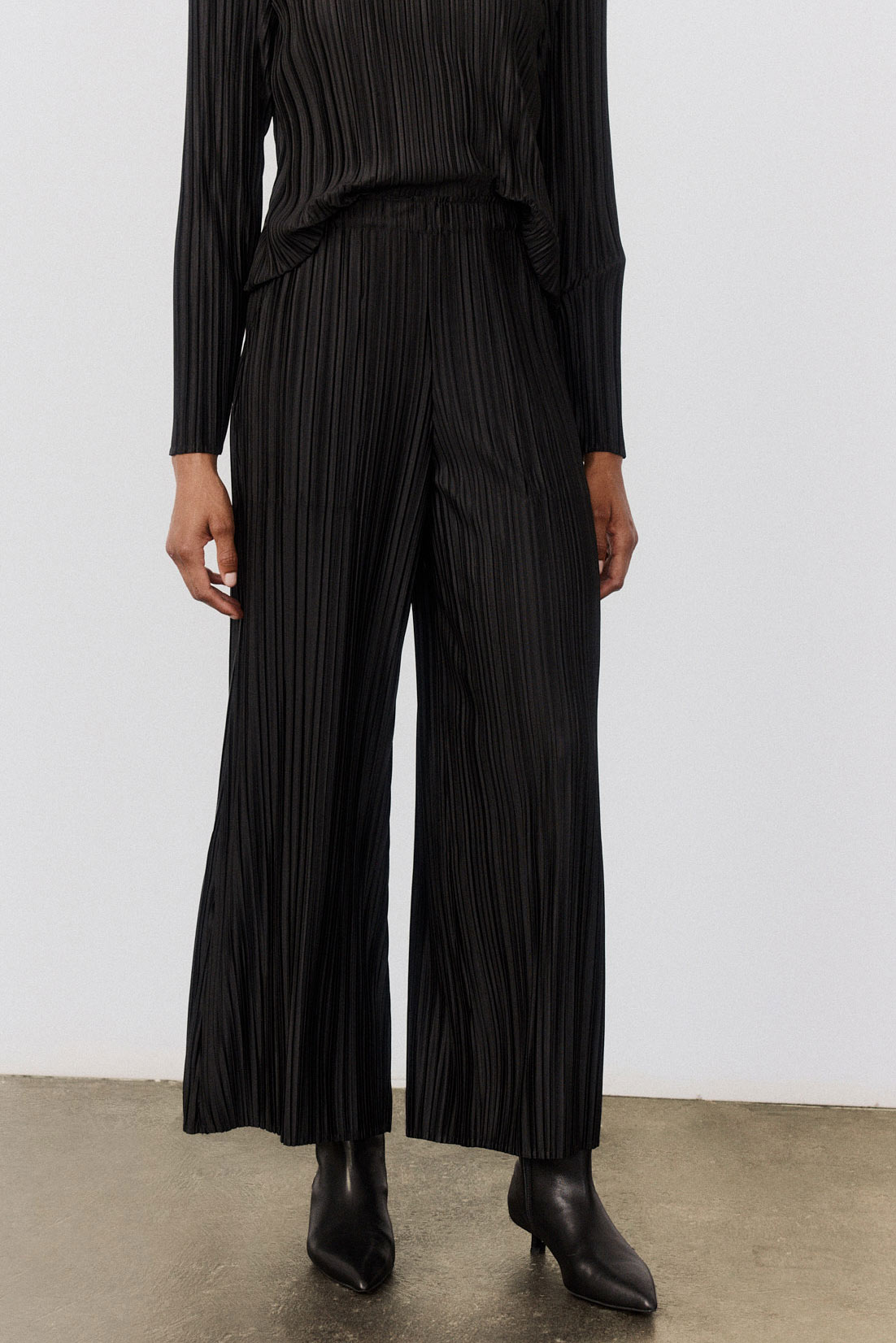 Relaxed Pleated Pants