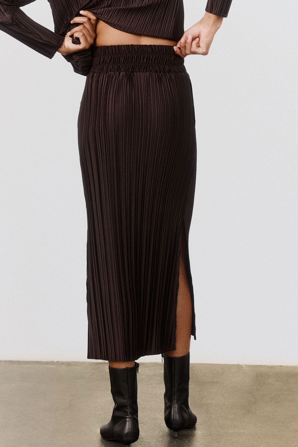 Relaxed Pleated Skirt