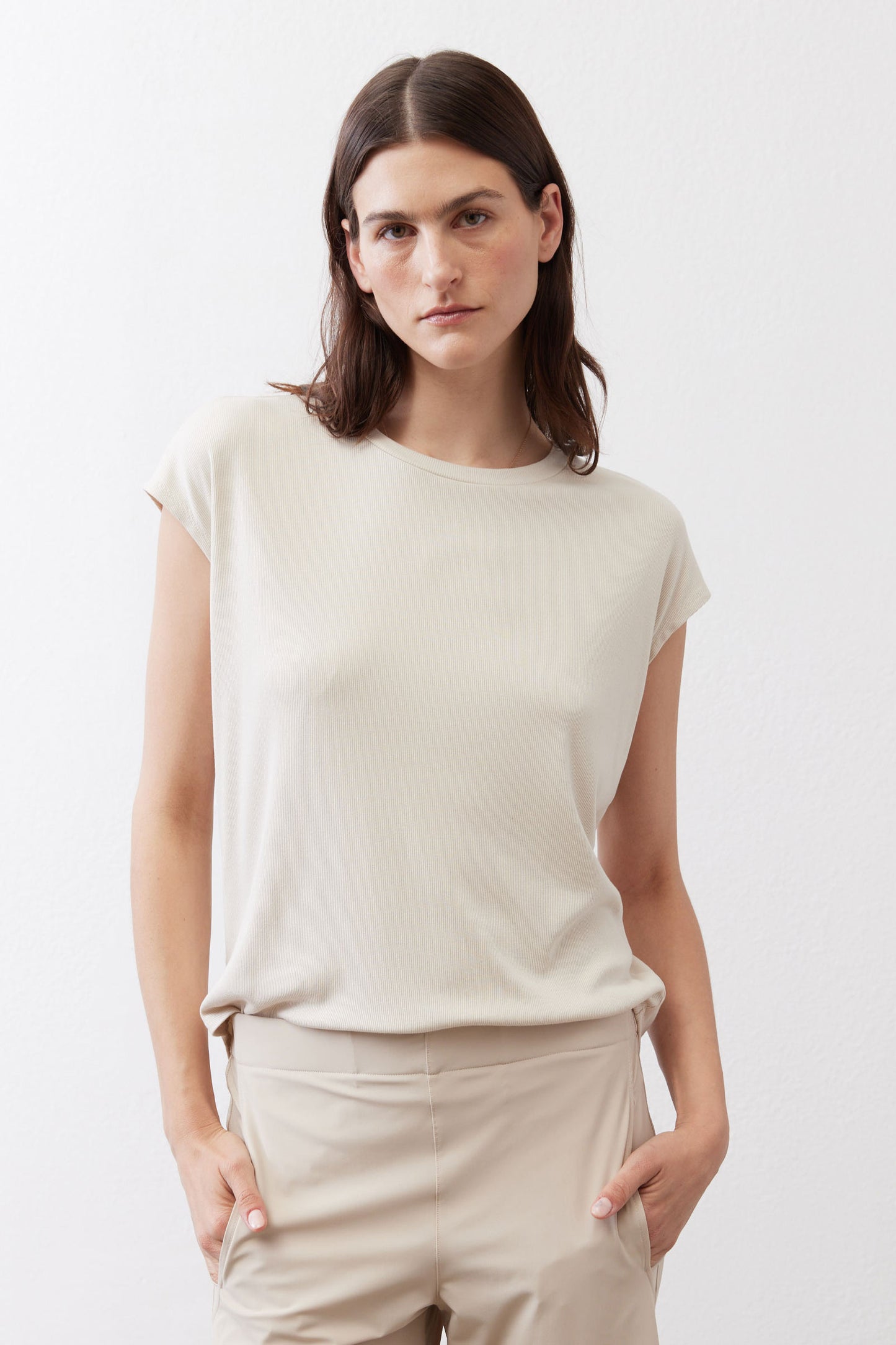 Light cream ribbed tuck-in tee with crew neck and short sleeves
