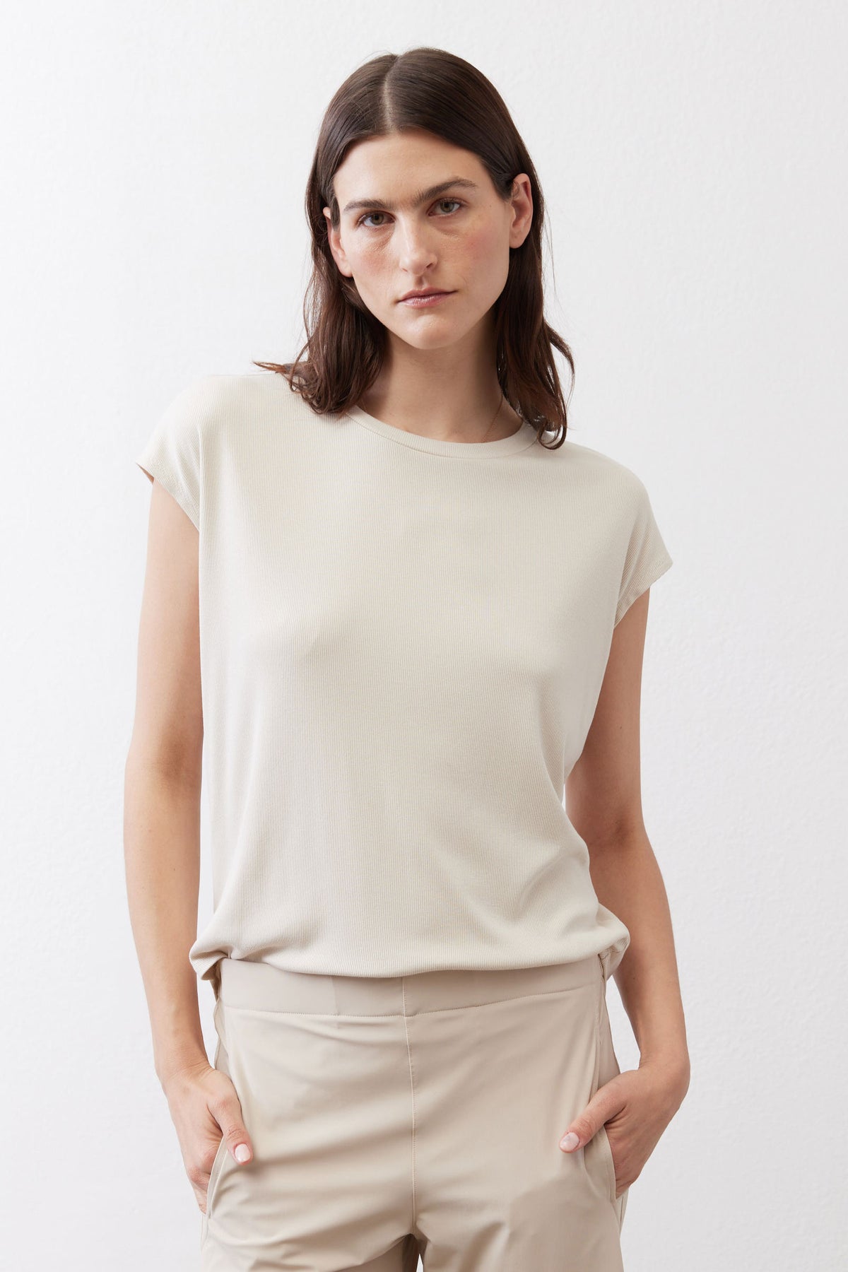 Light cream ribbed tuck-in tee with crew neck and short sleeves