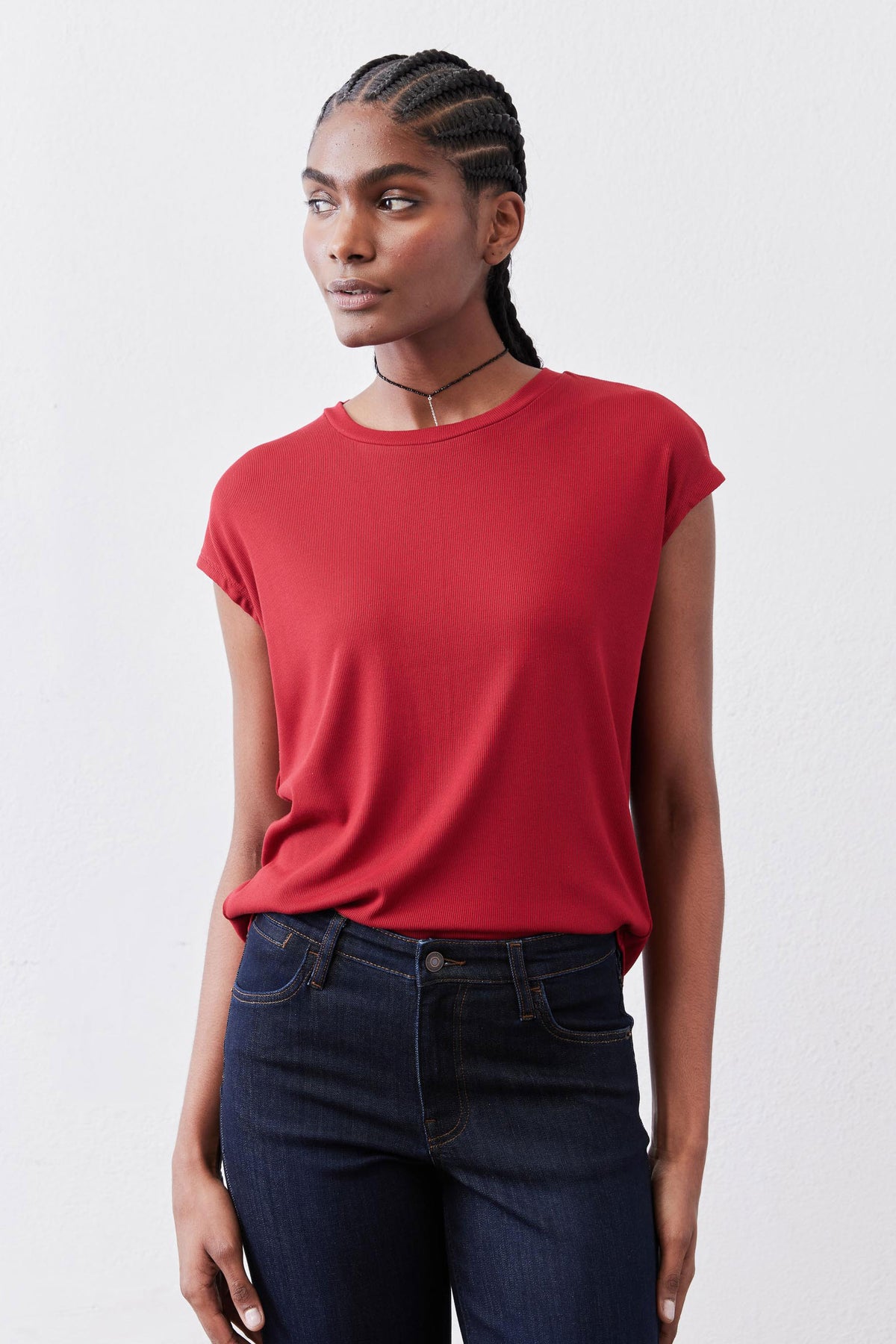 Garnet red ribbed crew-neck tee, short sleeves