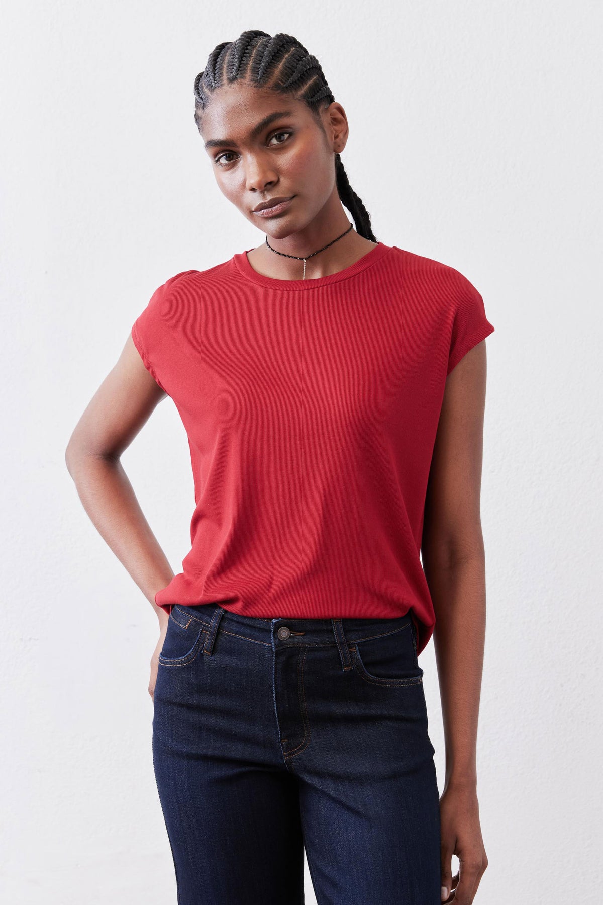 Garnet red ribbed crew-neck tee, short sleeves