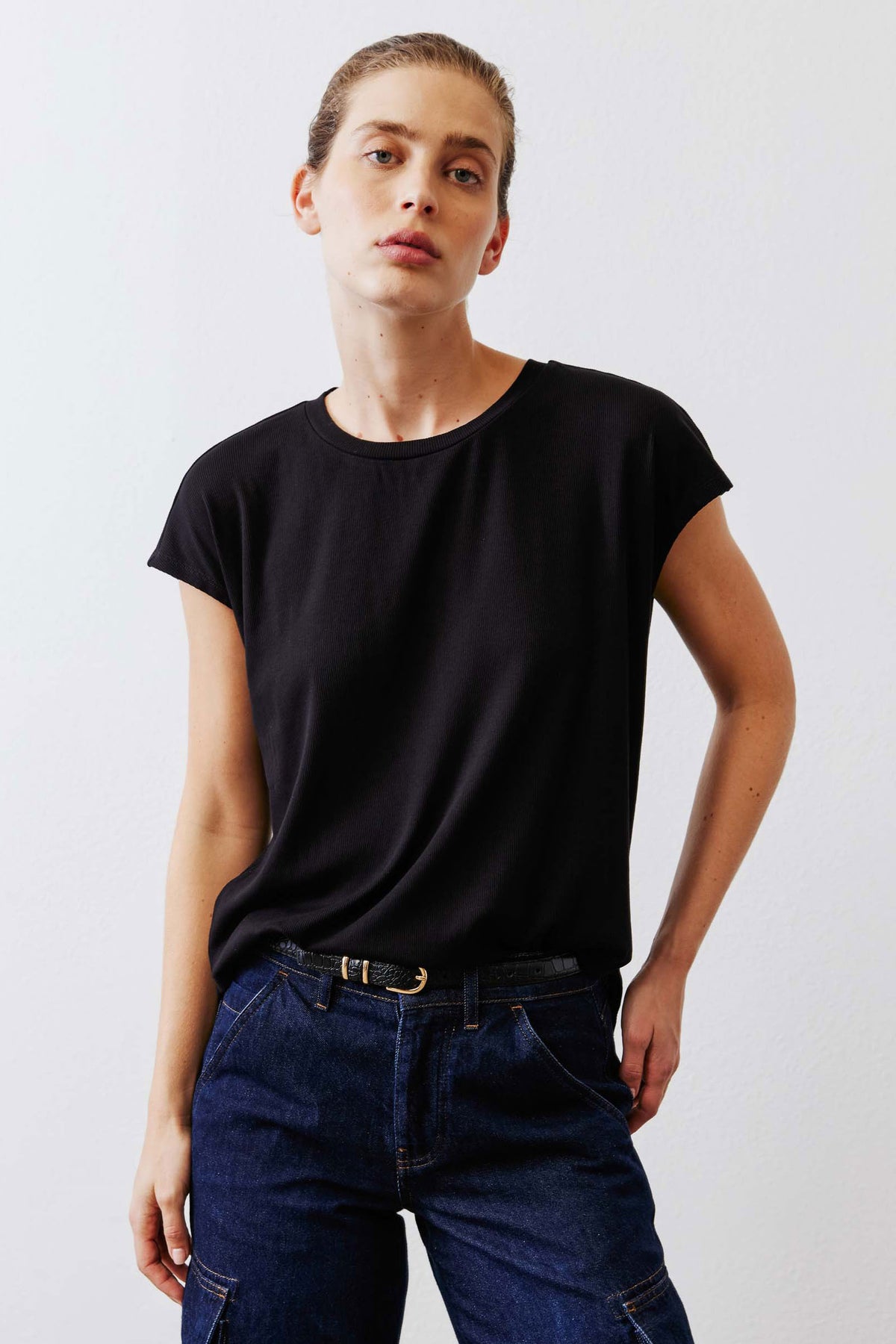 Black ribbed crewneck tee, short sleeves, straight hem