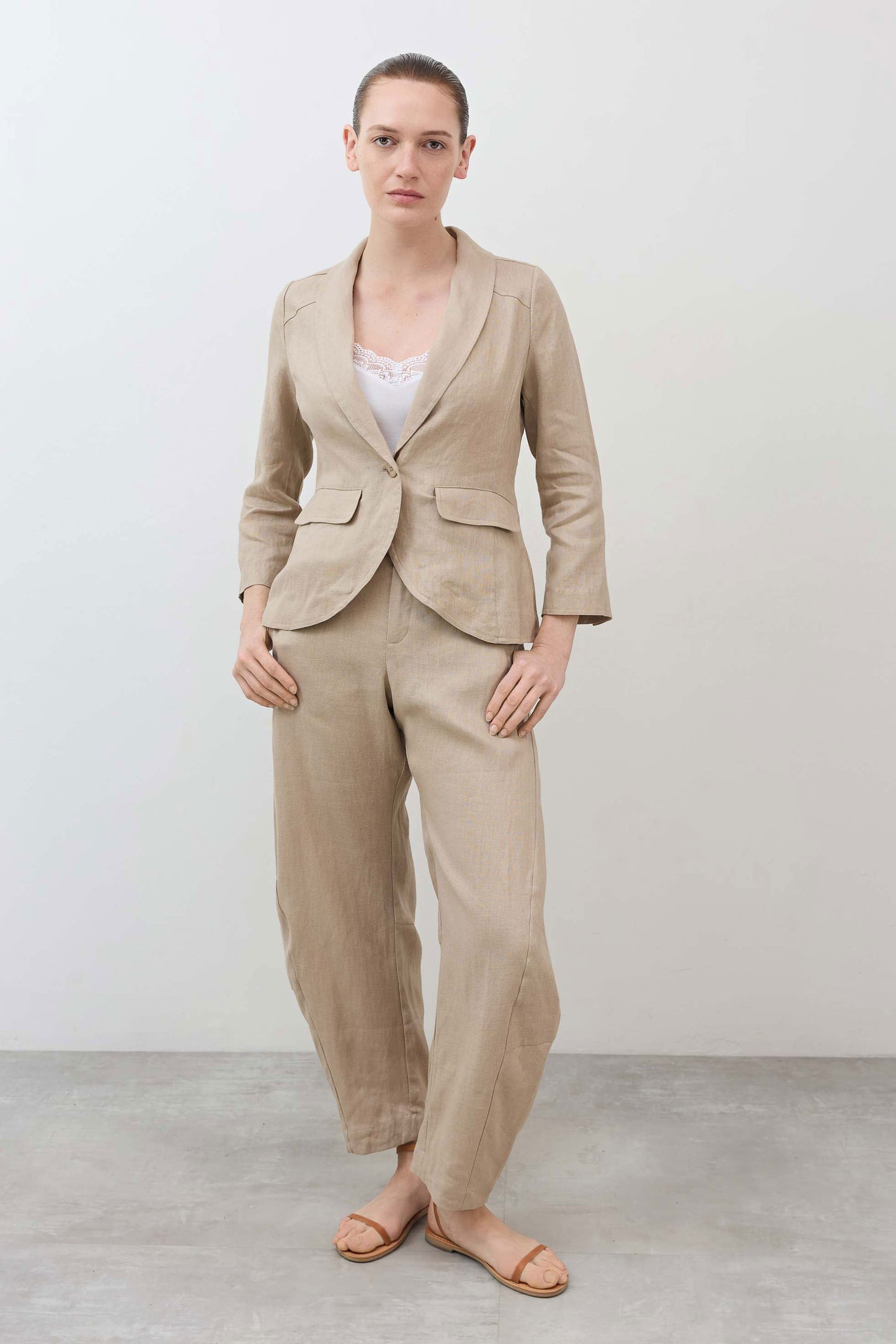 Light beige linen pants with elastic waist, roomy fit, buttoned front and side pockets