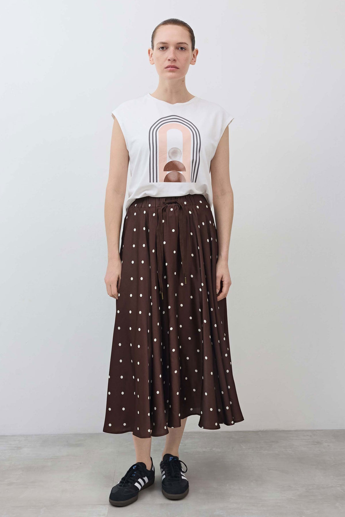 Brown pleated maxi skirt with white dots and elastic pull-on waistband
