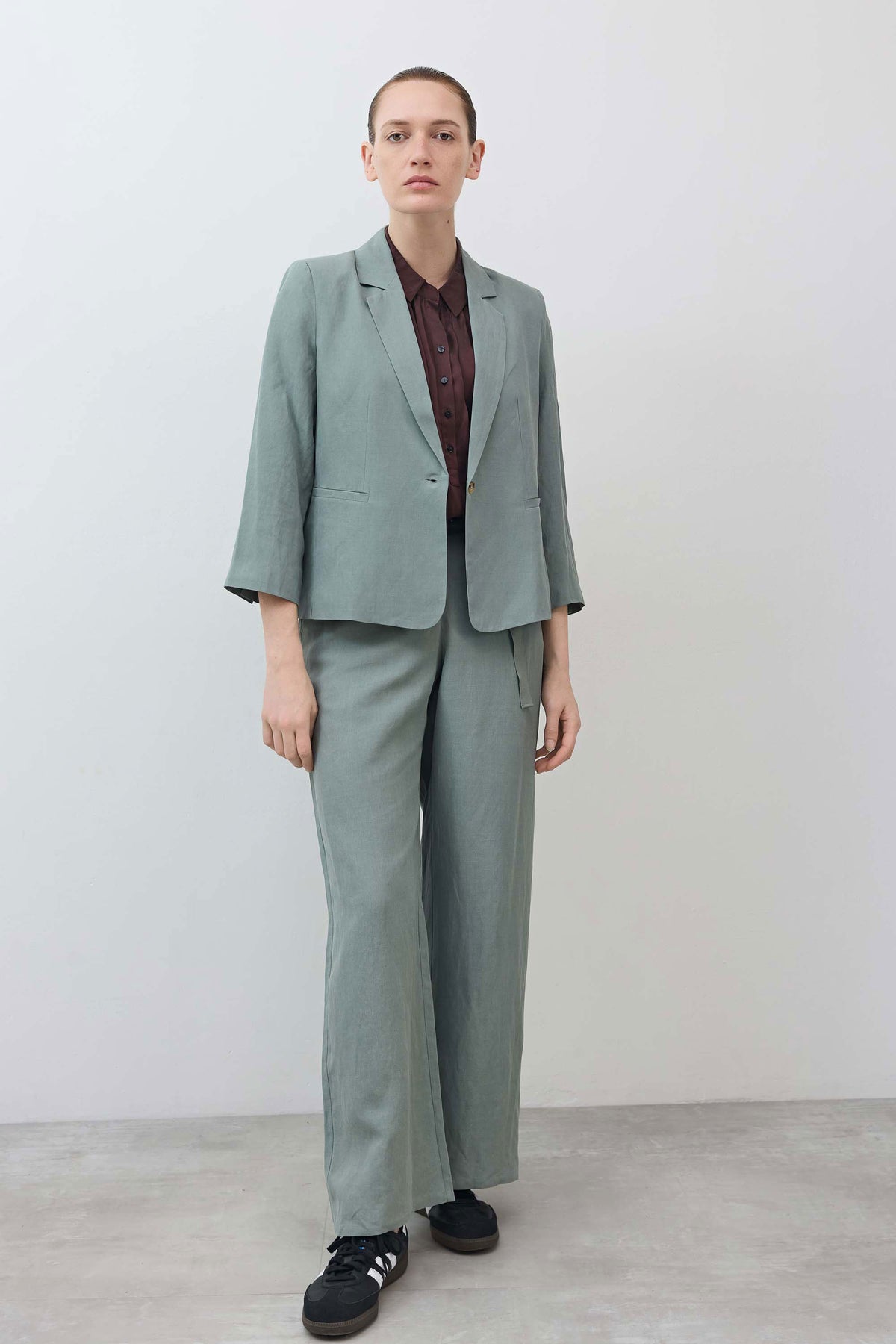 Chinois green shrunken linen-silk blazer, notch lapels, single-breasted front, 3/4 sleeves