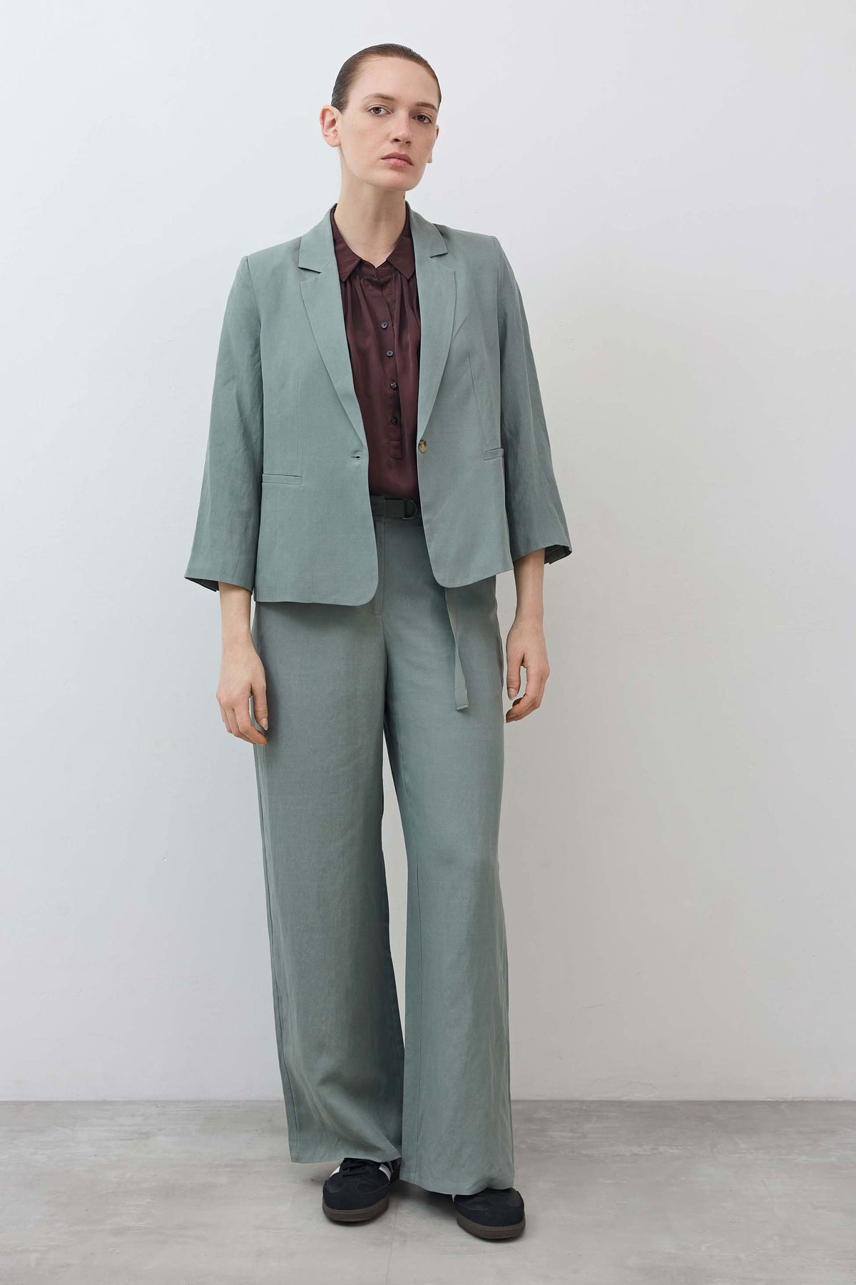 Chinois green shrunken blazer, notch lapels, single button closure, patch pockets