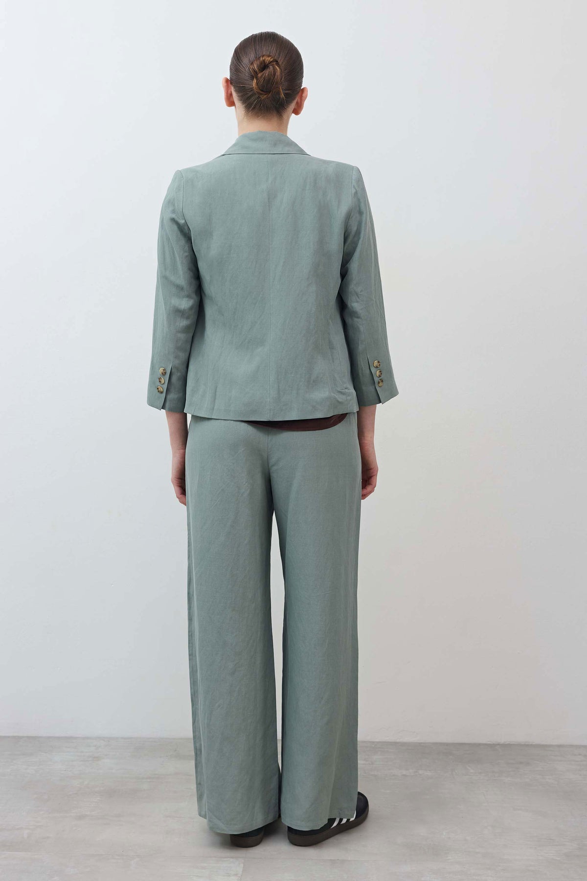 Chinois green shrunken blazer, back view with 3/4 sleeves and center seam