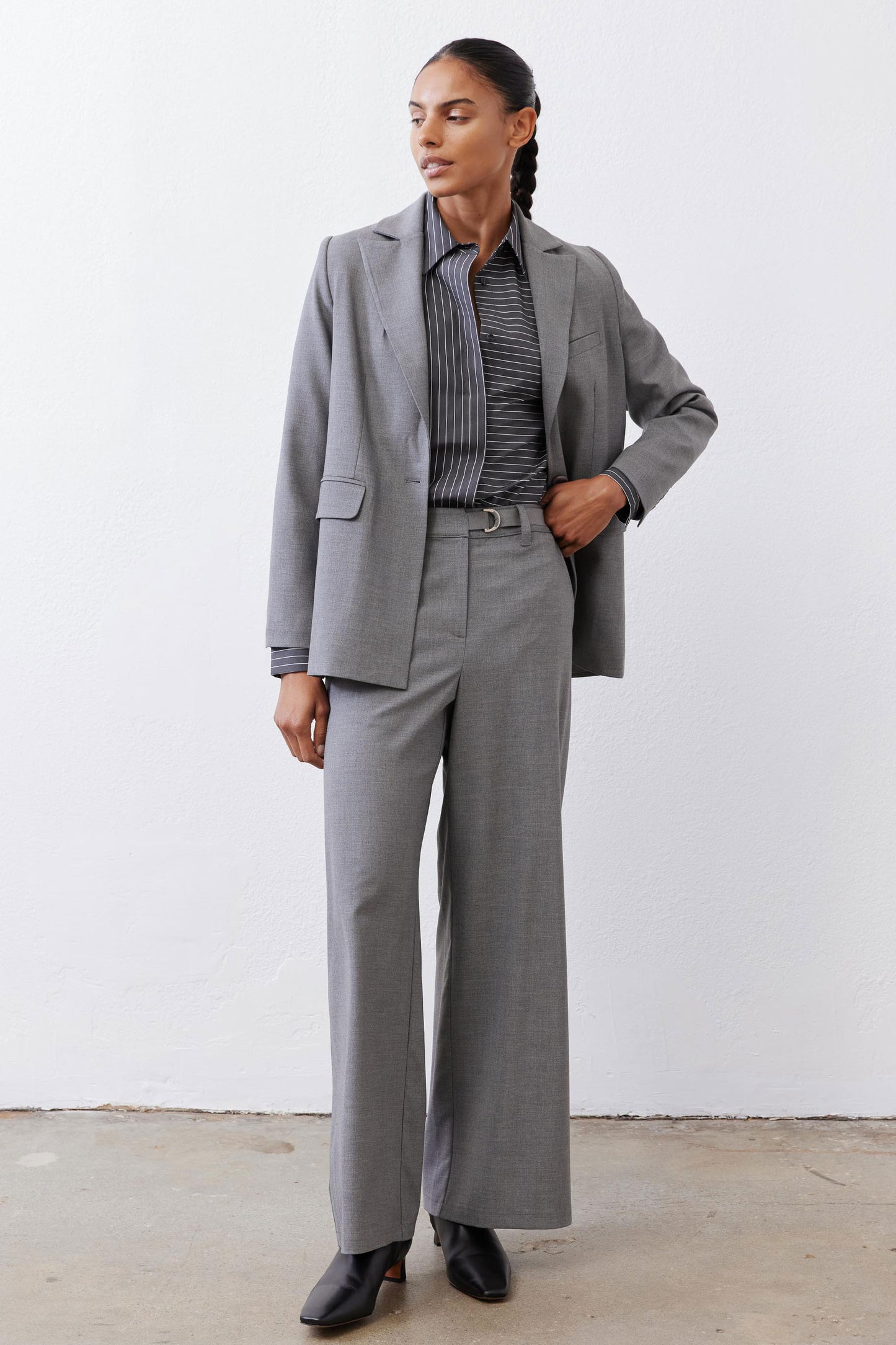 Gray melange squared off blazer with square lapels and flap pockets, long sleeves