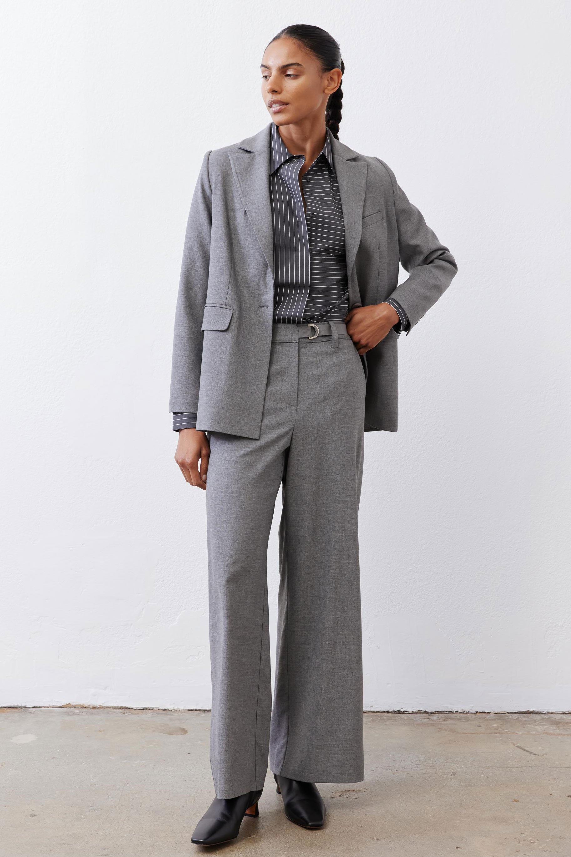 Gray melange squared off blazer with square lapels and flap pockets, long sleeves