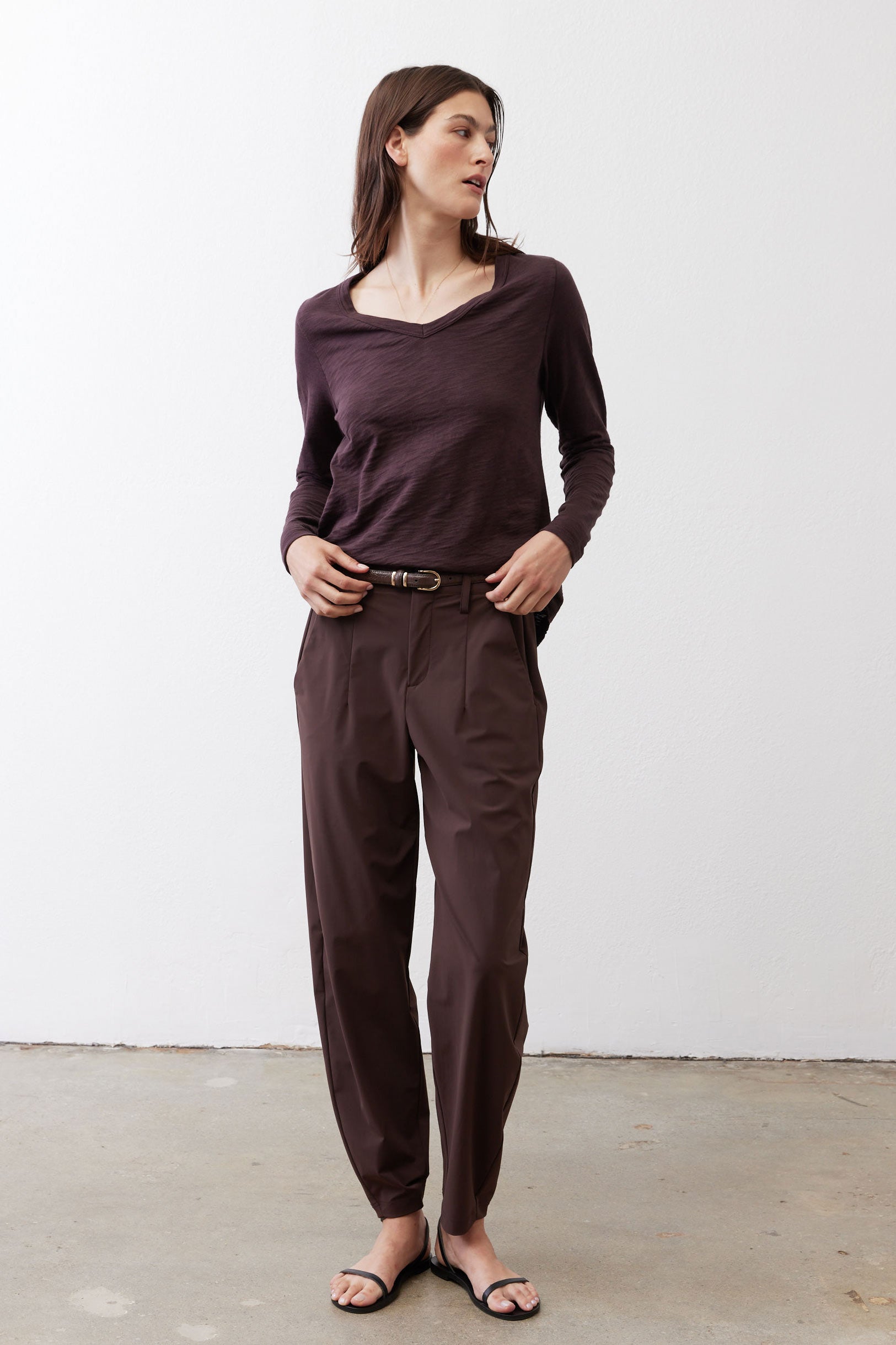 Coffee-brown V-neck long-sleeve swing top, relaxed fit and straight hem