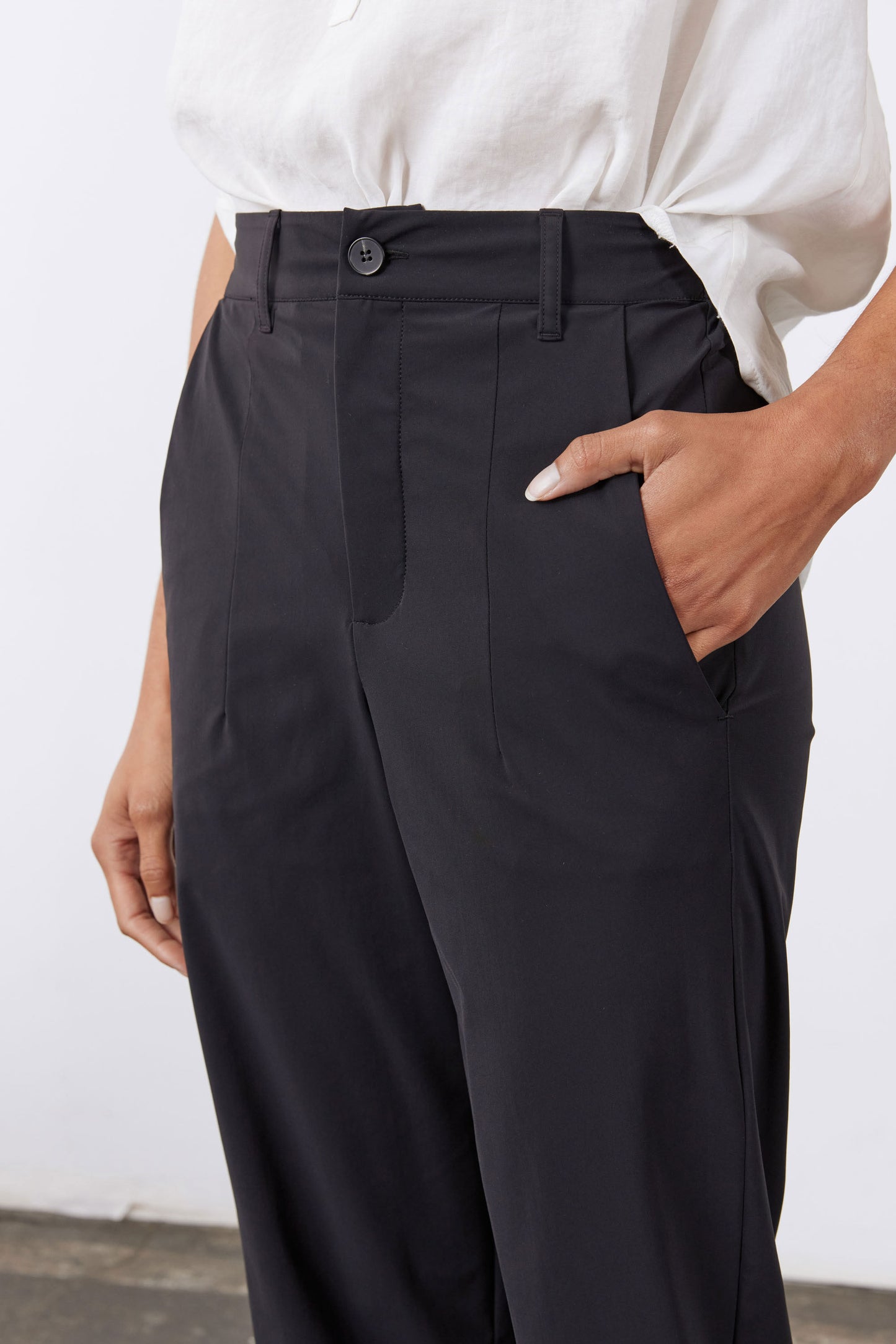 Black not-too-tapered pants with button closure and front pockets