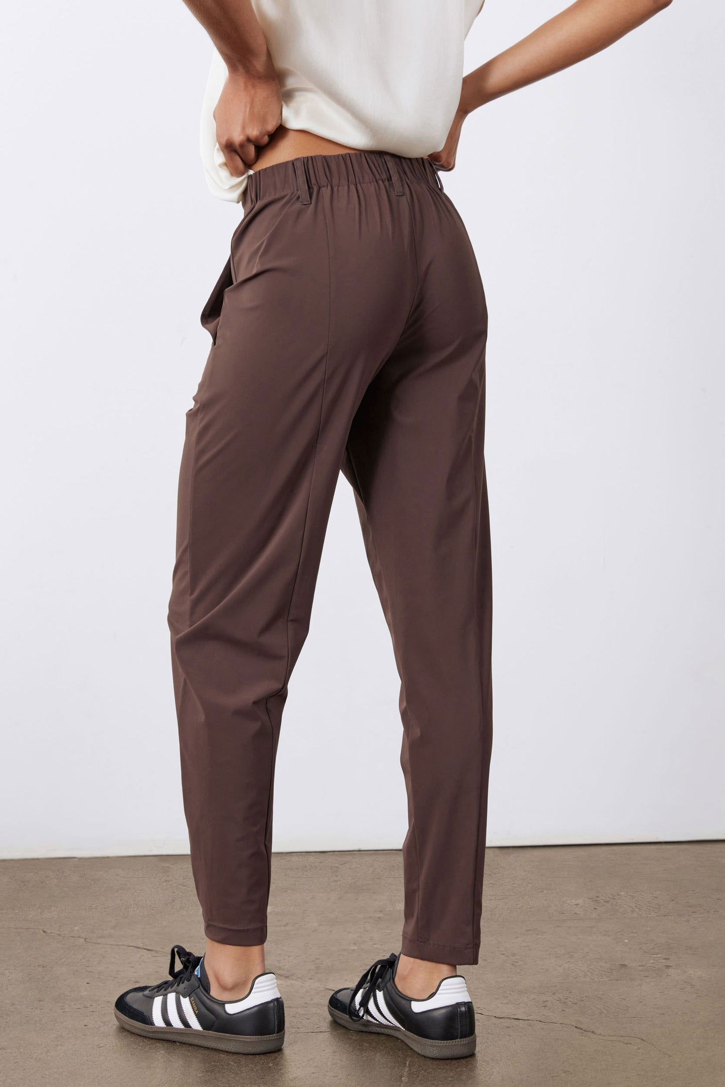 Coffee-brown relaxed pants with elastic waistband and tapered legs