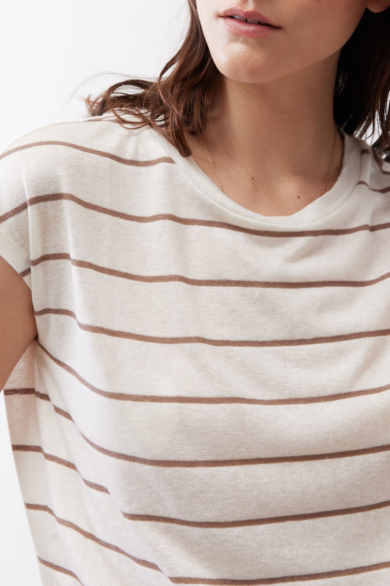 Close crew-neck striped T-shirt with off-white base and brown horizontal lines.