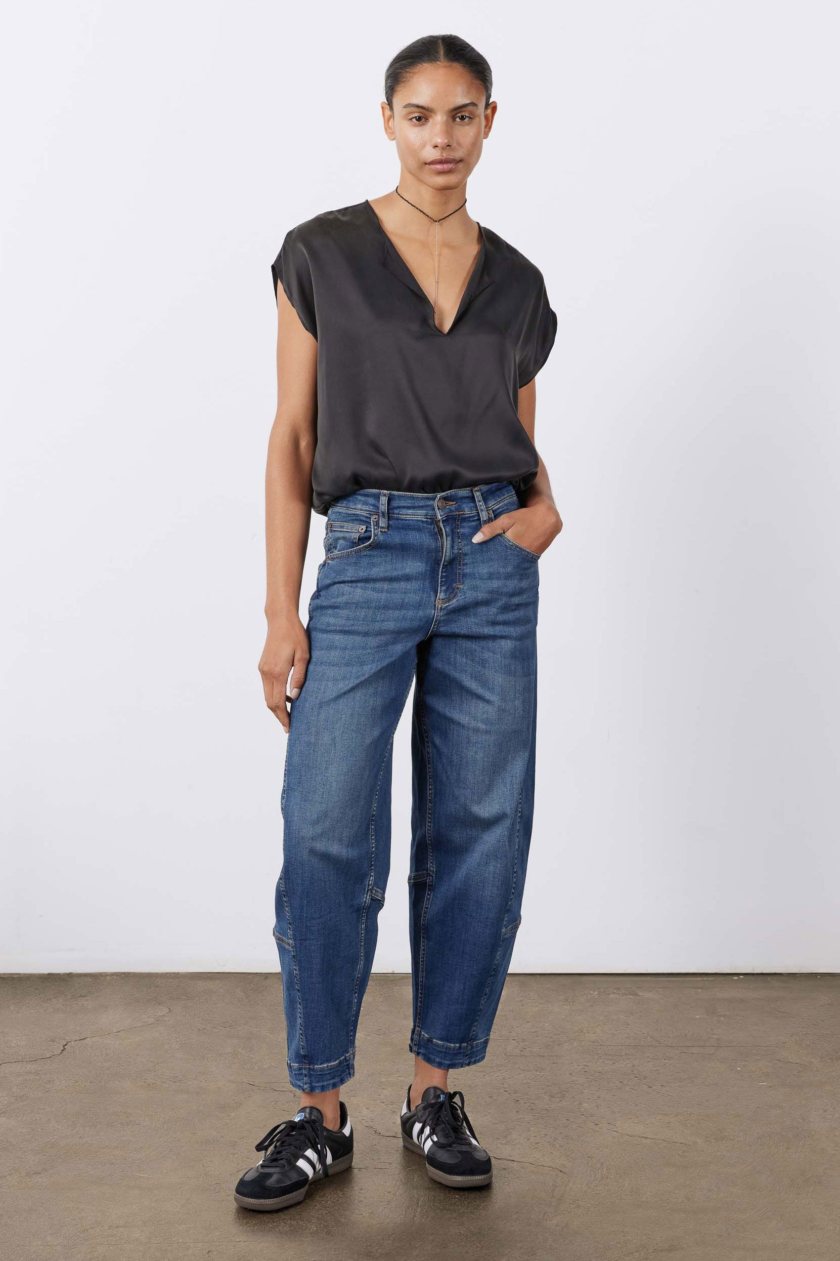 Indigo barrel-leg jeans with relaxed long fit and cuffed hem, five-pocket design
