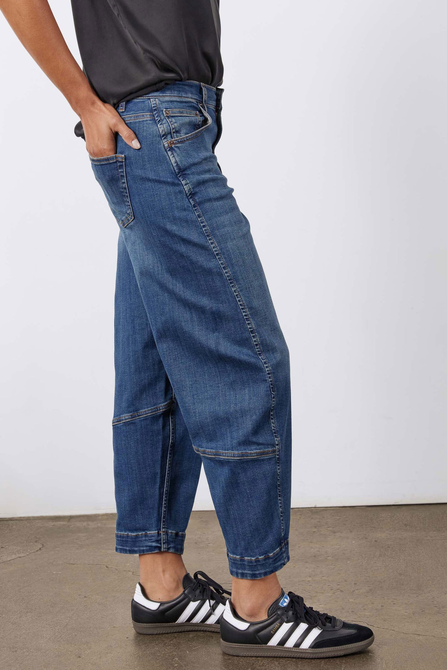 Indigo barrel-leg jeans in relaxed straight shape with stitched front seams