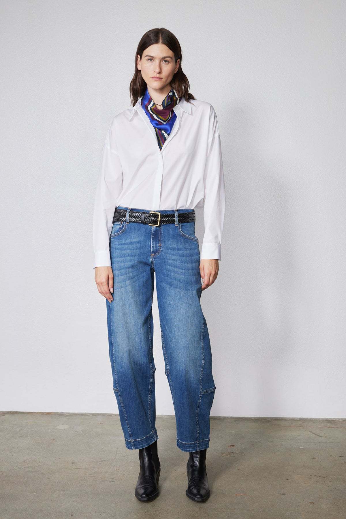 Indigo barrel-leg jeans with high waist and relaxed fit, stitched pockets at front