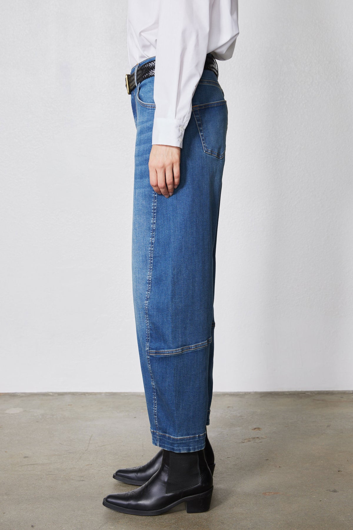 Indigo barrel-leg jeans, ankle-length wide leg with stitched side seams and hem
