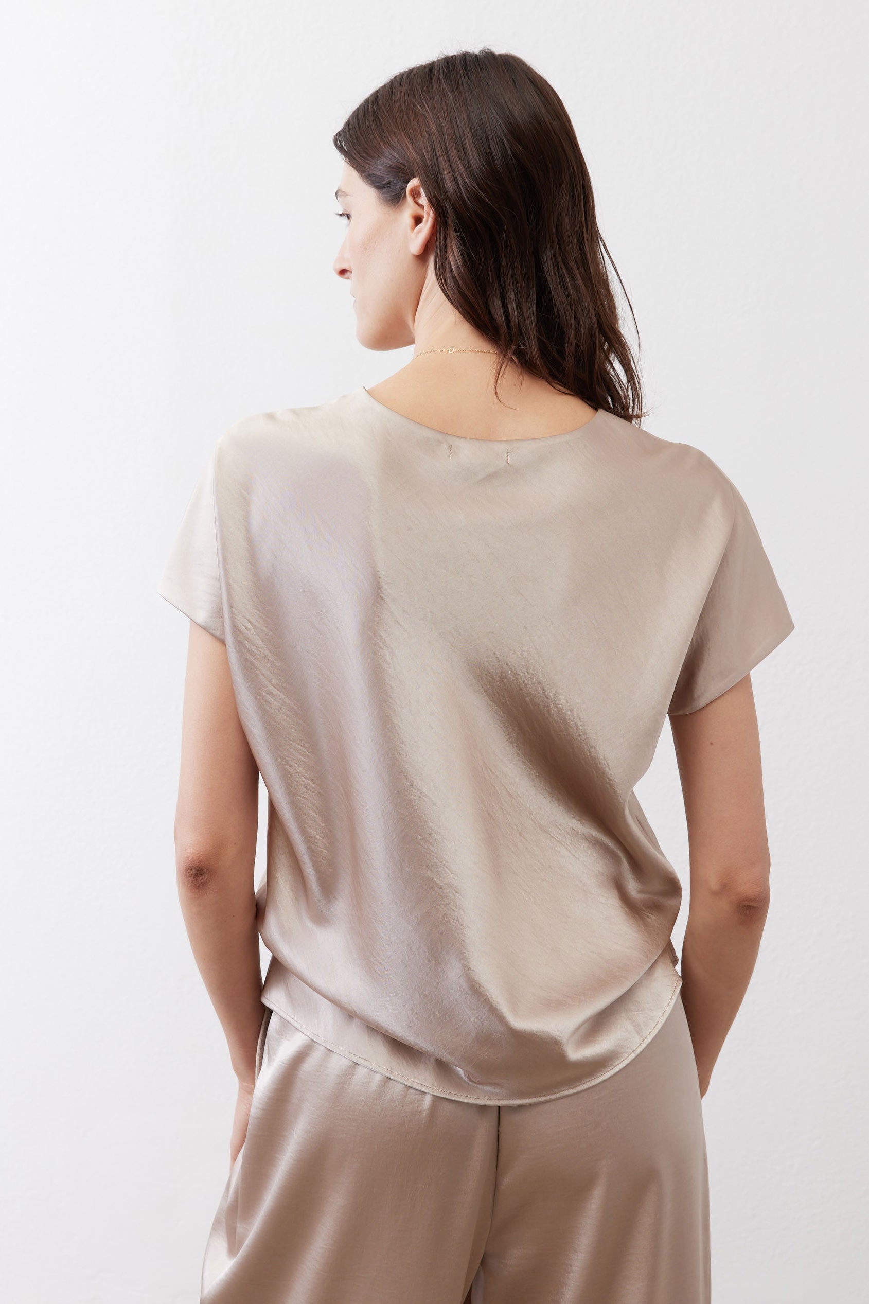Champagne short-sleeve top with draped back and loose fit