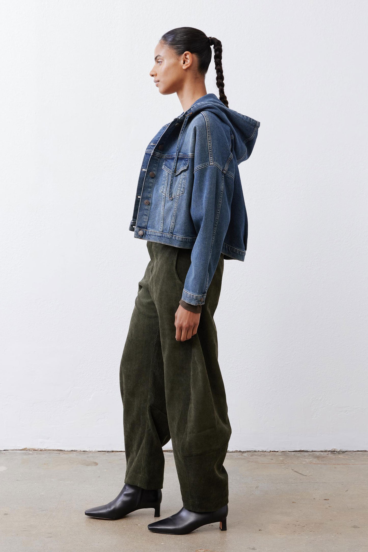 Dark green loose corduroy barrel pants from the side, wide leg opening
