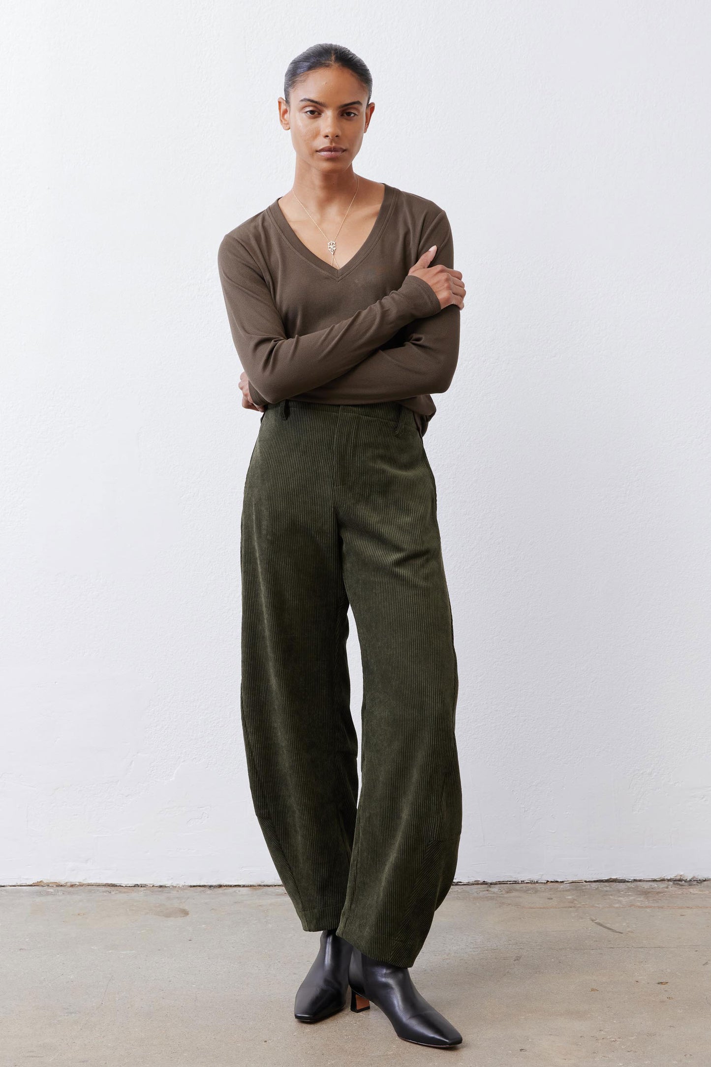Loose corduroy barrel pants in dark green, relaxed fit through the legs