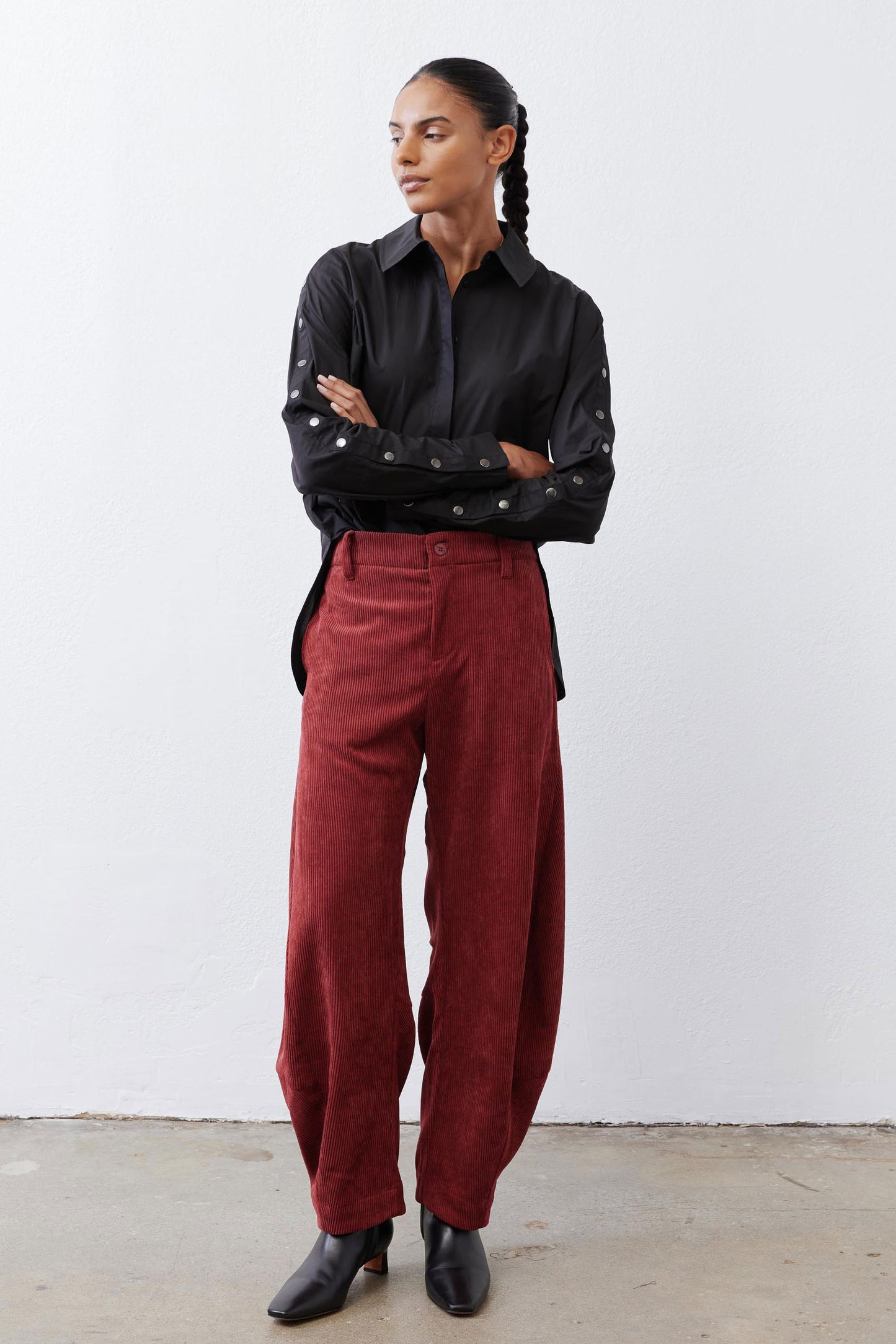 Pomegranate loose barrel corduroy pants with front crease and side pockets
