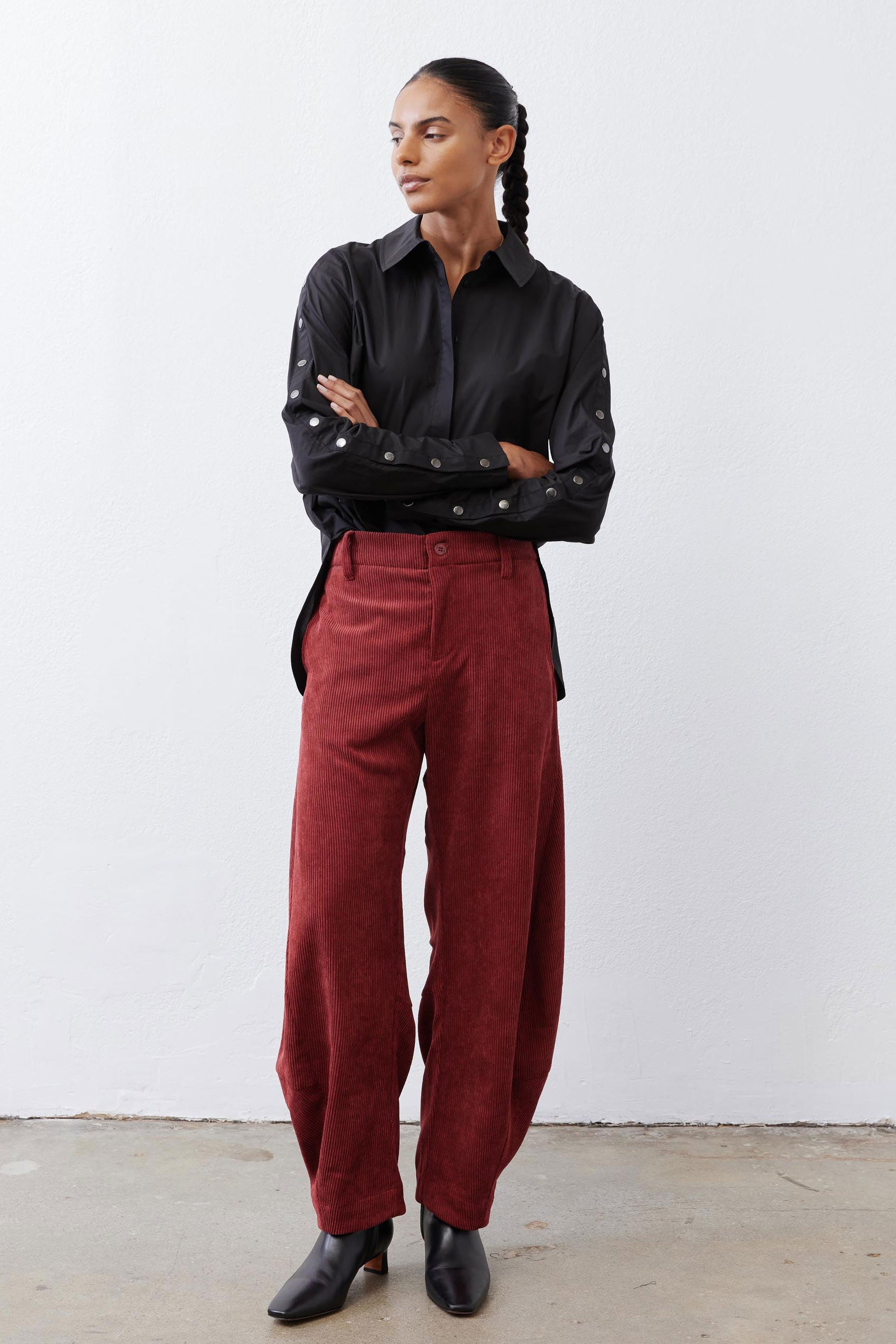 Pomegranate loose barrel corduroy pants with front crease and side pockets