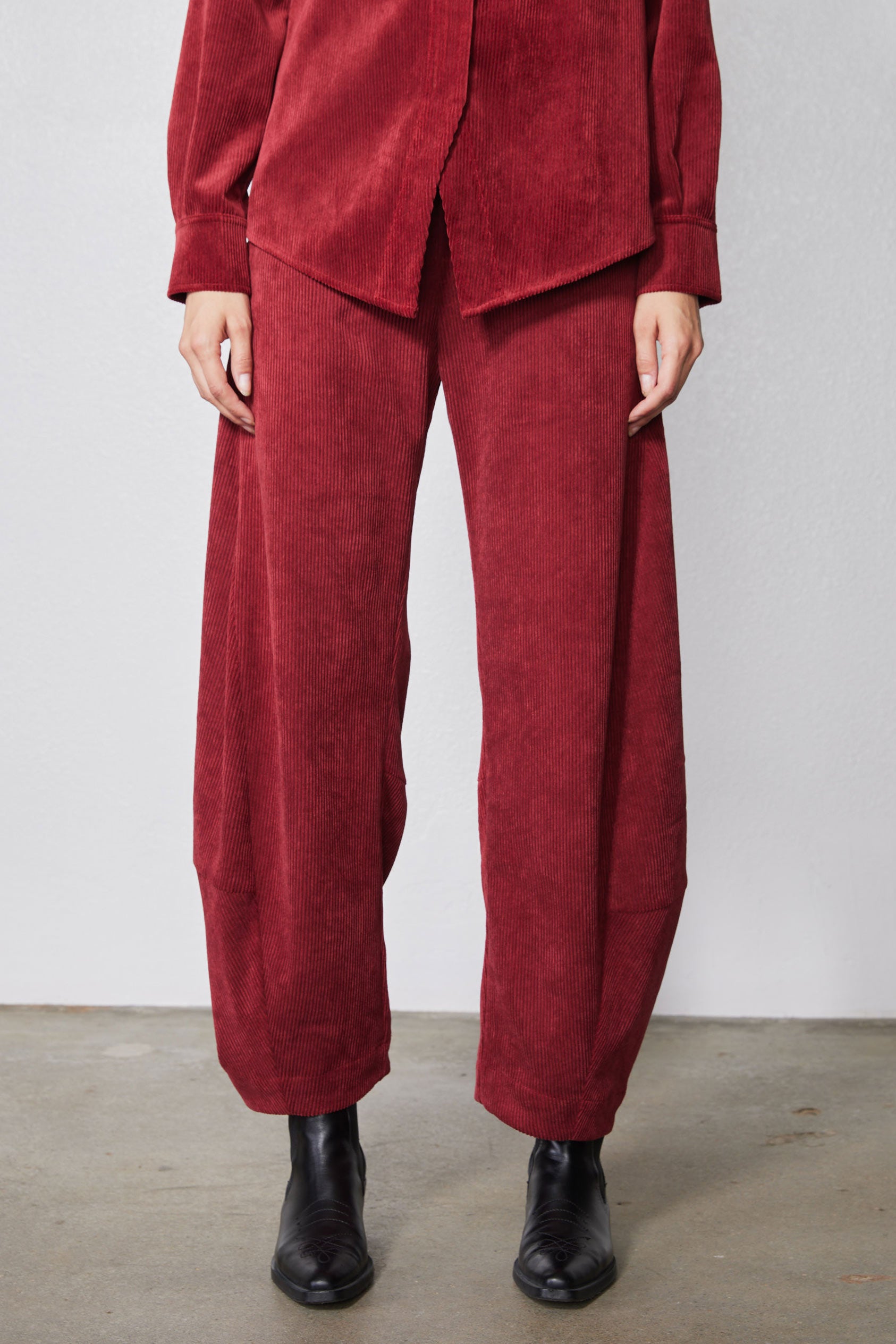 Pomegranate red loose barrel corduroy pants with wide cuffs and side pockets