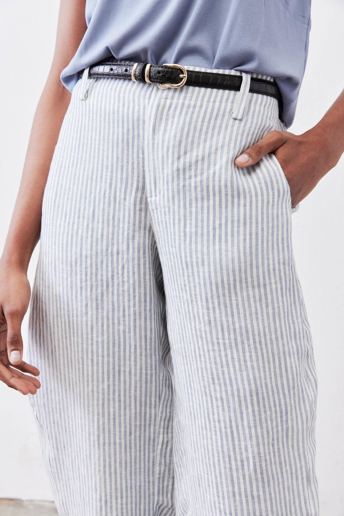 Loose linen pants with thin vertical stripes, elastic waistband and belt loops