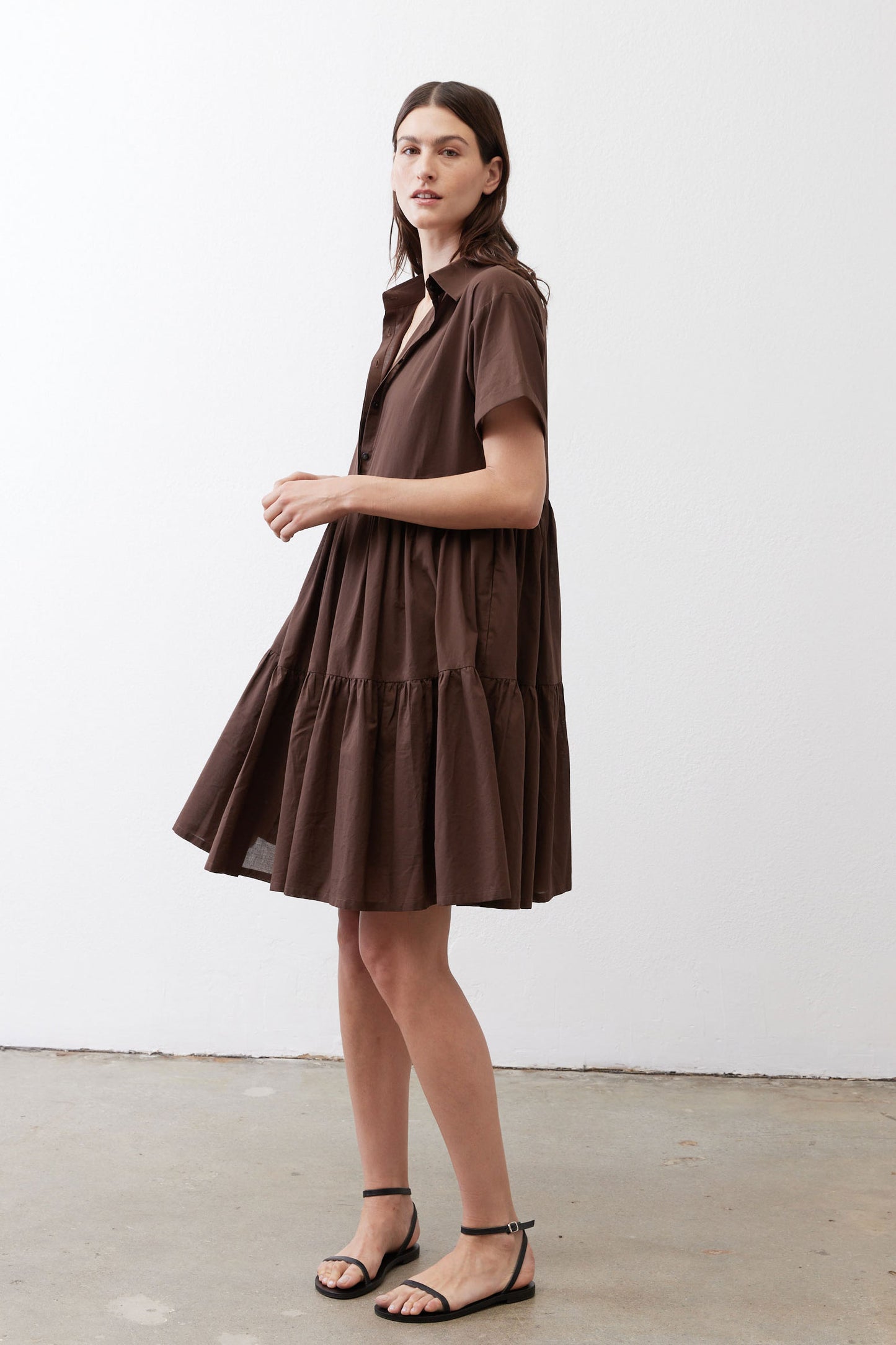 Dark brown poplin dress with V-neck and short sleeves, flared tiered skirt